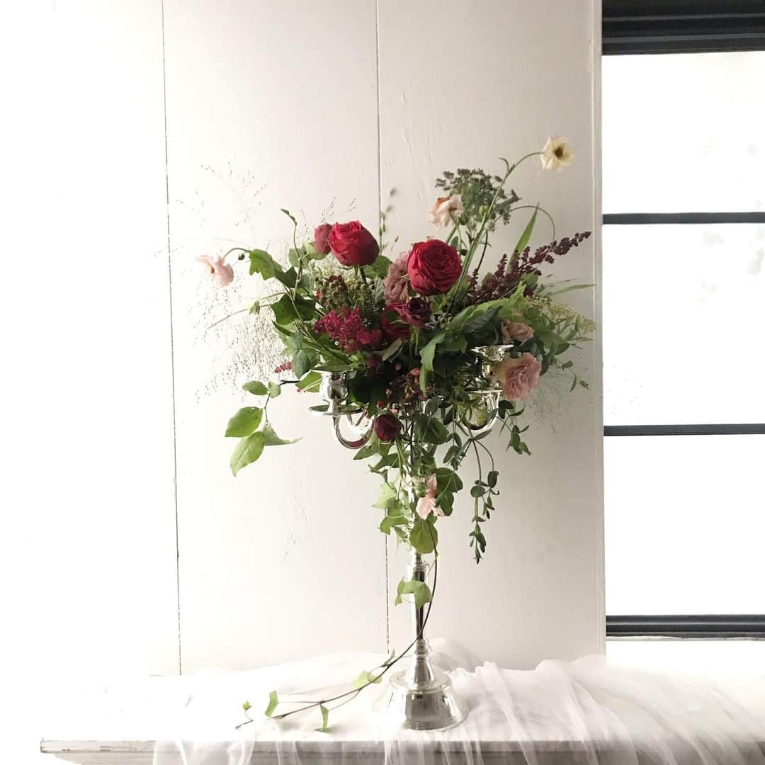 플로리스트 이주연 florist Lee Ju Yeonさんのインスタグラム写真 - (플로리스트 이주연 florist Lee Ju YeonInstagram)「. . #촛대장식 #candledecor . . 여성스럽지만 적당히 힘있게 💋 .  #수업문의 #주문예약 #lesson #Order  Katalk ID vaness52 클래스상시모집 당일꽃주문가능 WeChat ID vaness_flower E-mail vanessflower@naver.com . 강남구 역삼동608-16 📞02-545-6813 . #vanessflower #florist #flowershop #handtied #flowerlesson #花束 #花束包装 #바네스플라워 #플라워카페 #플로리스트 #꽃다발 #부케 #플로리스트학원 #역삼동꽃집 #역삼역꽃집 #언주역꽃집 #꽃꽂이수업 #플라워레슨 #꽃다발포장법 #꽃수업 #꽃주문 #하우스웨딩 #대관」6月5日 21時44分 - vanessflower