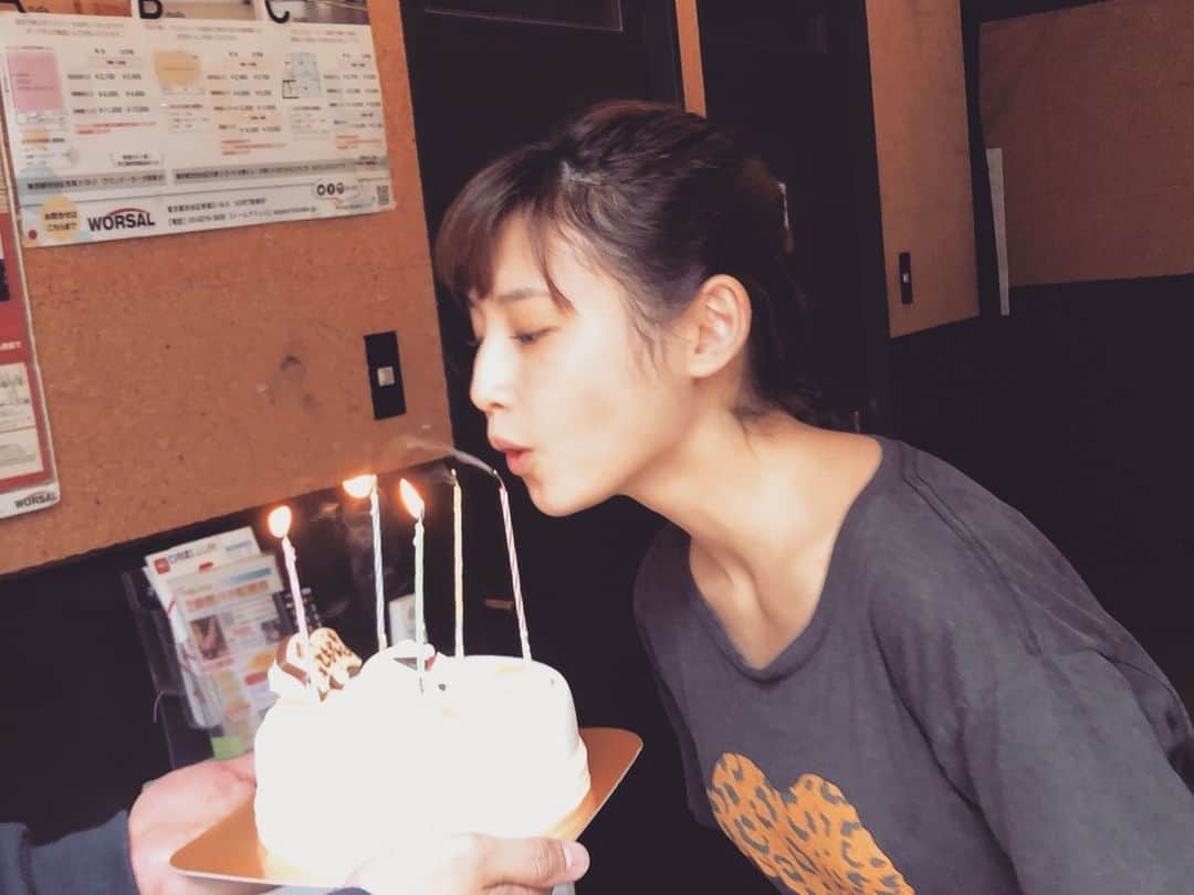 森岡朋奈さんのインスタグラム写真 - (森岡朋奈Instagram)「みんなに祝ってもらい嬉しいバースデーでした。 ありがとうございました！ 25ちゃいになりました☆  #birthday #誕生日 #スヌーピー #SNOOPY」6月5日 21時44分 - morioka_tomona