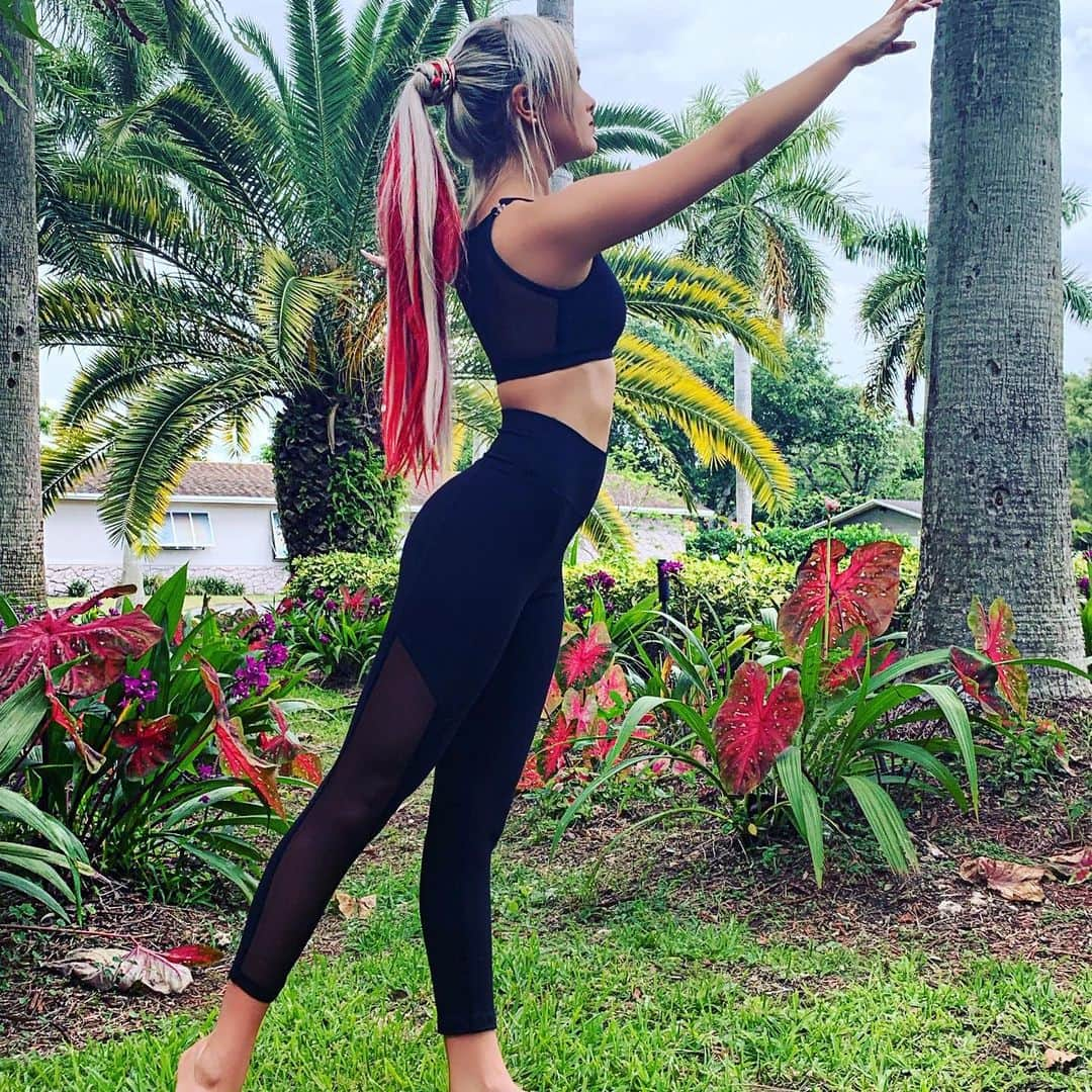 Mia Diazさんのインスタグラム写真 - (Mia DiazInstagram)「New Merch Alert 🚨 this amazing outfit is found @dancingsuppliesdepot  Leggings and sports bra with mesh inserts . #miadiaz #dancingsuppliesdepot #dsd #model #leggings # dance #dancemoms #newmerch  #trending」6月5日 21時45分 - miadiaz