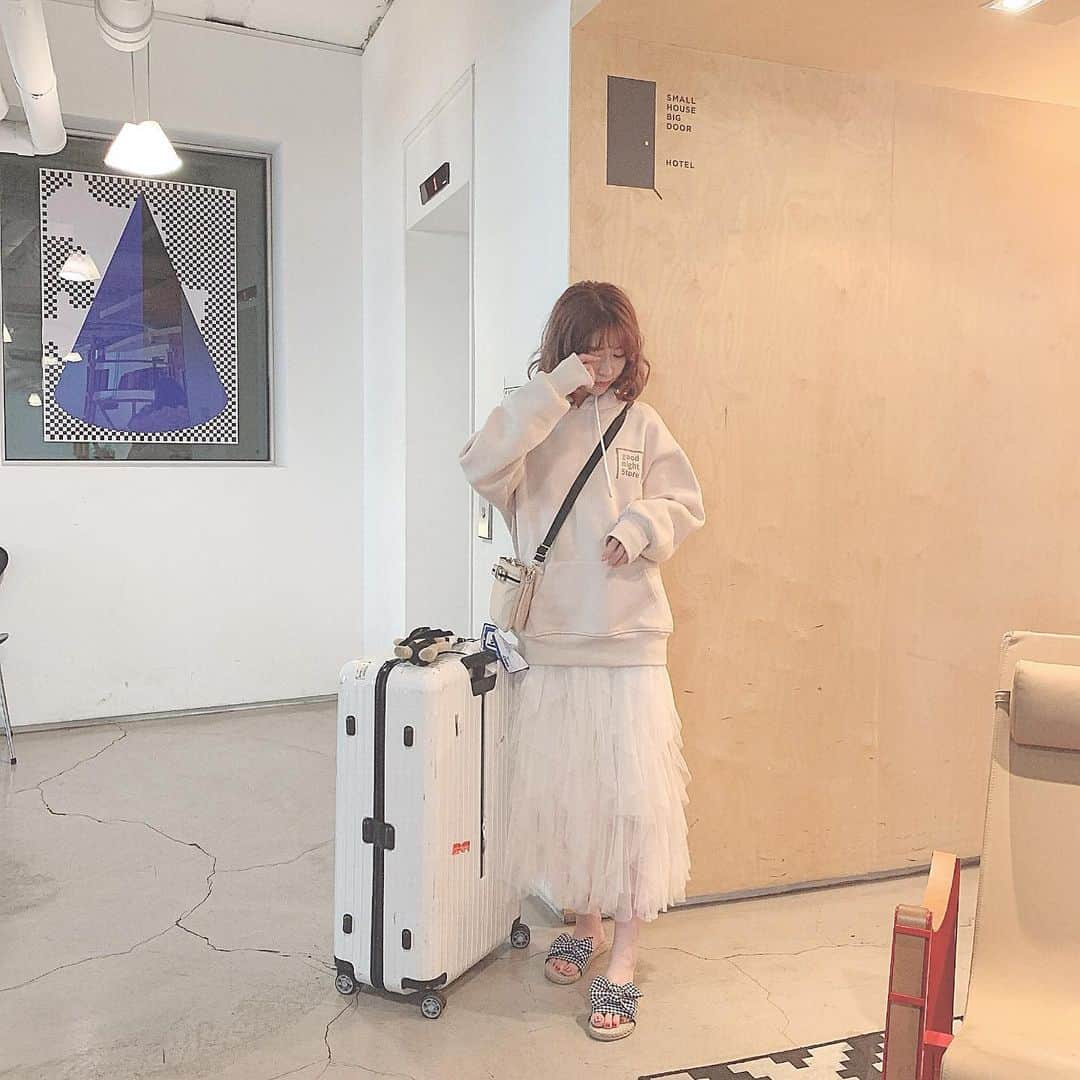 ひこ乃さんのインスタグラム写真 - (ひこ乃Instagram)「🛫🇯🇵⠀ ⠀ 今までで一番長く滞在できて 仕事がとても充実した渡韓でした❤︎ 仕事に合わせて便利になるように明洞、江南、東大門と ホテルも3つはしごして日に日に増えていく荷物を 運ぶのが大変だった..笑 ⠀ ⠀ 飛行機の中寒いことが多いから @beep_ss の トレーナー行き帰り着てた𓅸  一番お気に入りのホテルでリモワちゃんとtedと🧸❤︎ ⠀ カフェも併設されてるし毎日アメリカーノ☕️飲めて 最高だった❤︎ ⠀  #韓国#호텔#명동호텔#rimowa#리모와」6月5日 21時52分 - hikono0909