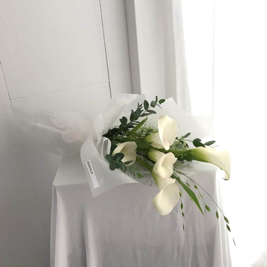 플로리스트 이주연 florist Lee Ju Yeonさんのインスタグラム写真 - (플로리스트 이주연 florist Lee Ju YeonInstagram)「. . #바네스꽃다발 #카라꽃다발 . . 낭만적인 카라5송이의 의미 . . #수업문의 #주문예약 #lesson #Order  Katalk ID vaness52 클래스상시모집 당일꽃주문가능 WeChat ID vaness_flower E-mail vanessflower@naver.com . 강남구 역삼동608-16 📞02-545-6813 . #vanessflower #florist #flowershop #handtied #flowerlesson #花束 #花束包装 #바네스플라워 #플라워카페 #플로리스트 #꽃다발 #부케 #플로리스트학원 #역삼동꽃집 #역삼역꽃집 #언주역꽃집 #꽃꽂이수업 #플라워레슨 #꽃다발포장법 #꽃수업 #꽃주문 #하우스웨딩 #대관」6月5日 21時52分 - vanessflower