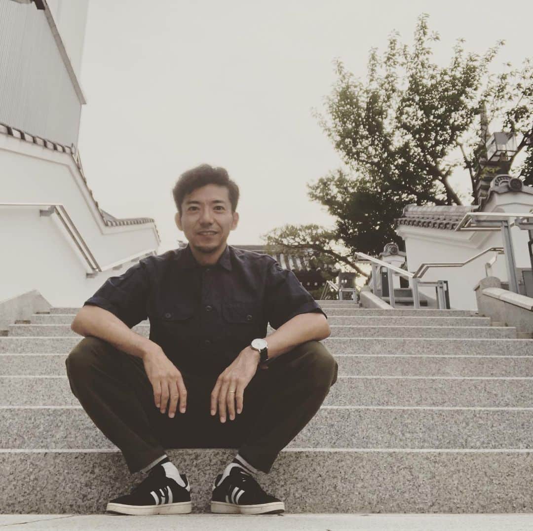 森慎太郎のインスタグラム：「今月も一人でギター弾いて歌います。 歌うのが今一番楽しい40歳。ジム通いの成果は出るのか⁉︎そういうライブじゃないです 6月18日 『ジージでラララ♪ vol.１５７』 渋谷gee-ge. ADV ¥2200 / DOOR ¥2500 (+ 1DRINK ¥600) OPEN 18:00 / START 18:30 ＊学生の方は、1000円引きになります。 #gee-ge #イエローキャラバン #どぶろっく森慎太郎 #ずみを #美稀 #北村よしみ #高松葵 #栞音」