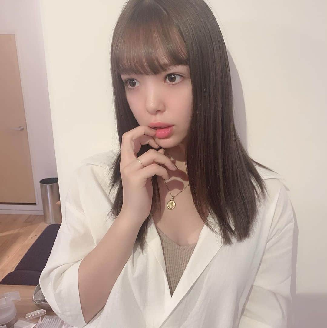 高橋有紀のインスタグラム：「昨日オレンジを一回無くしてから、アイスグレージュにしてトリートメントしたよ @2525nicole2 すっぴんにこちゃん1枚目の大人っぽさと2枚目の赤ちゃんさ🥺 #lysa_yuki  #lysa #藤田ニコル」