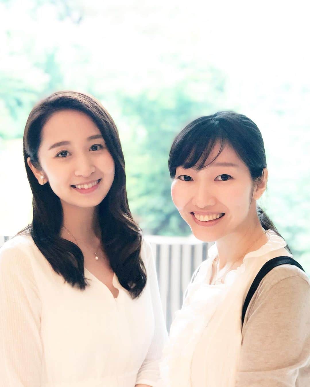 小野恵美のインスタグラム：「先日、椿山荘に行ったのは、 高校時代の友人 藍ちゃんの結婚式の打ち合わせ💕彼女とは吹奏楽部も一緒でした♫🎺 ・ 当日少しだけ幸せのお力添えをさせていただく予定なんです。 楽しみだなぁ🕊💍 ・ 緑がとっても綺麗だったのでエントランスロビーでパチリ！優しいご主人に撮っていただきました😌 ありがとうございます💕 #結婚式 #椿山荘 #幸せ #wedding #happy」
