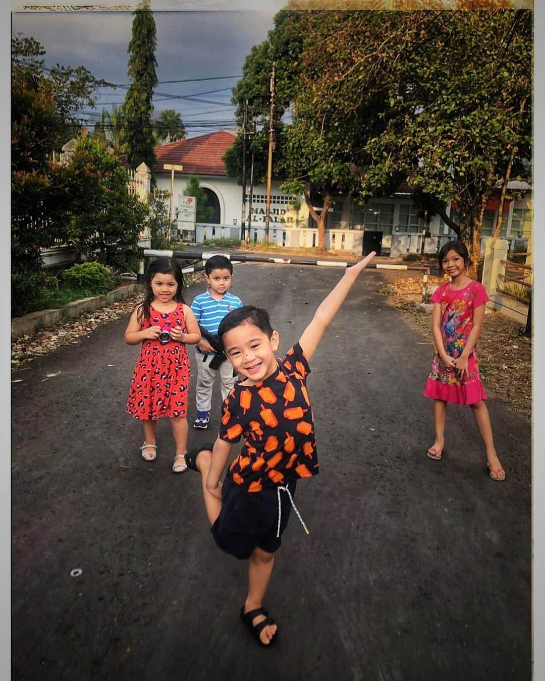 Raffi Ahmadさんのインスタグラム写真 - (Raffi AhmadInstagram)「Rafathar And The Genk seneng jadi anak komplek BANDUNG ❤️🤣 Love Bandung Bangetzzz 💋」6月5日 21時54分 - raffinagita1717