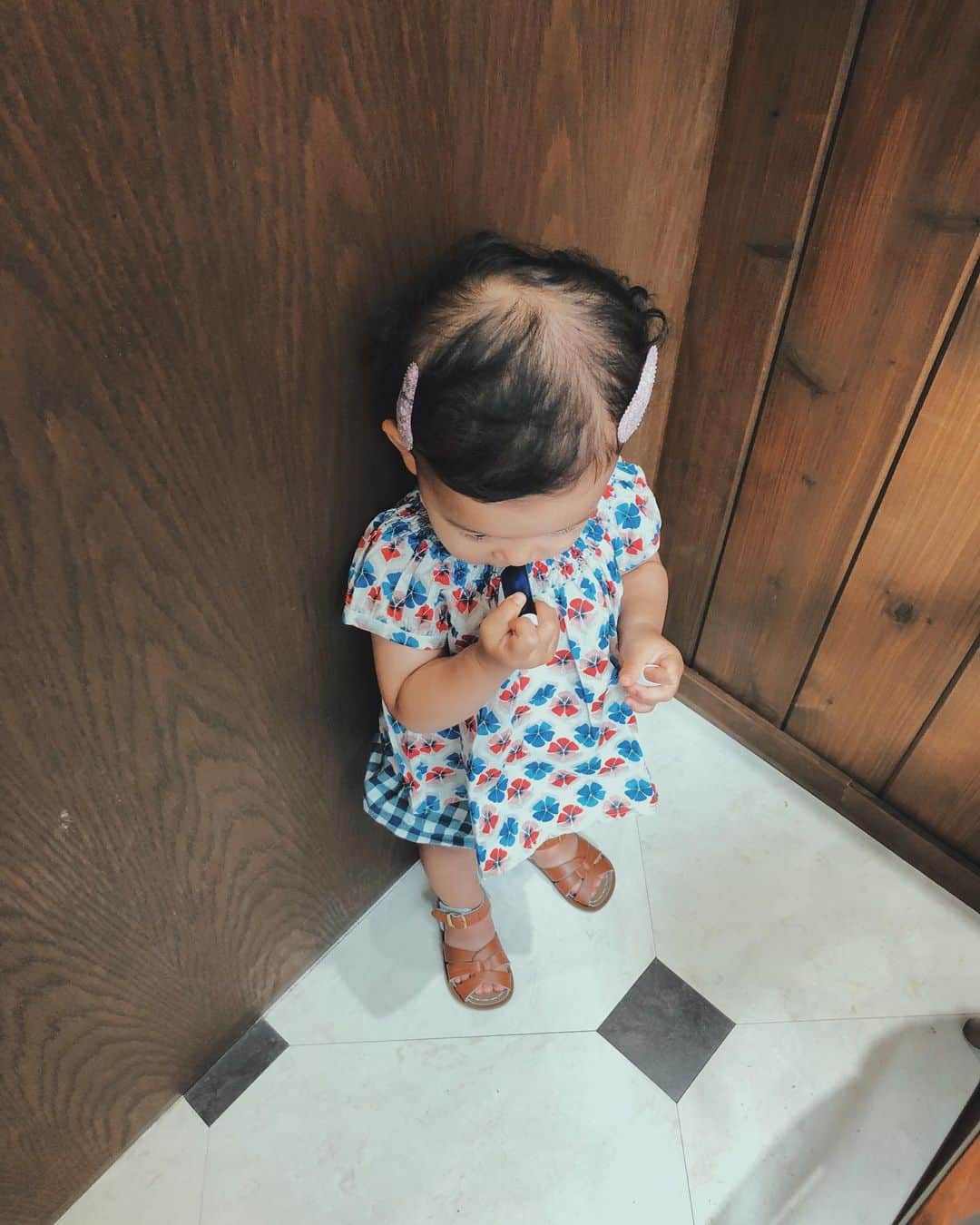 目見田早弥子のインスタグラム：「| mini me👶🏻 私がリップ塗ってると 「ぬいぬい〜！(ぬりぬり)」とやってくる娘。 まさにmini me、ちびさやです💄 女の子やなあ、自分もリップ塗りたいんだそう。 ちなみに娘語の「ぬいぬい」は、 ①絵を描くこと ②リップを塗ること ③日焼け止めを塗ること この３つの意味がありますが ジェスチャーが全て違います😹 娘の気が済むまで塗らせておかないと、 「ちょうだい？」と言っても 恐ろしい顔で「いやや！」と返ってくるだけなので 見極めが大変です🤦🏻‍♀️💭 その「いやや！」も可愛いっちゃ可愛いので 聞きたい気持ちもある...🤫⚐」