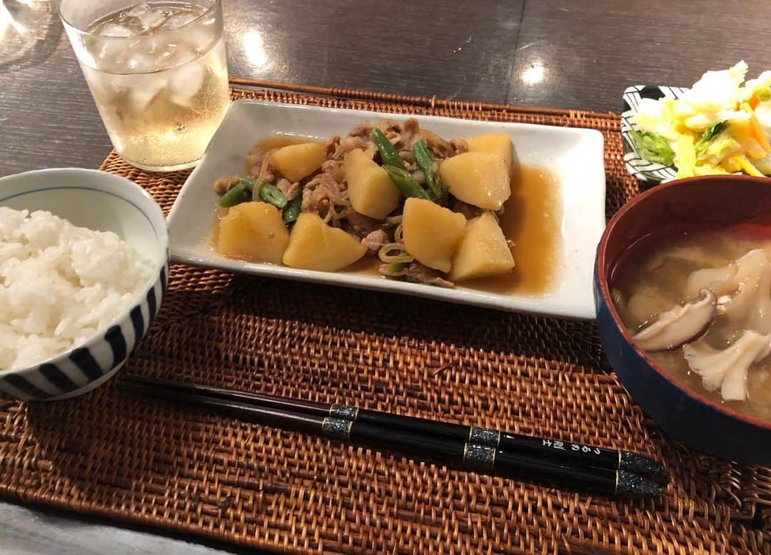 つるの剛士さんのインスタグラム写真 - (つるの剛士Instagram)「帰宅。 なんだか久しぶりに家で夕飯。 ありがたいことに各地で美味しい幸を頂いてますが、 質素でも家のご飯がやっぱり日本一だ。  皆さん今日もお疲れ様です。  #質素の意味が伝わらない人が多すぎて驚く #僕にとって一番の贅沢 #食堂愛妻」6月5日 21時58分 - takeshi__tsuruno