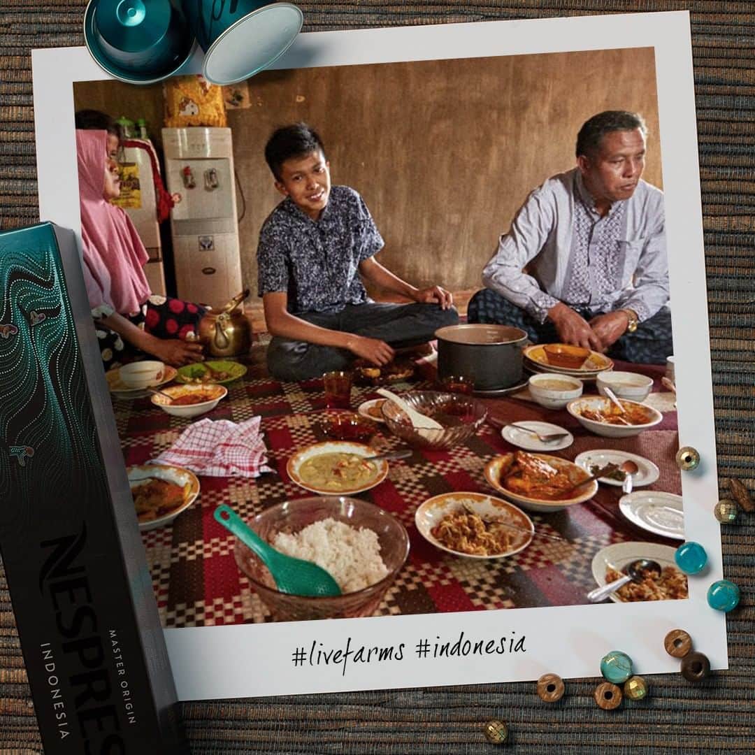 Nespressoさんのインスタグラム写真 - (NespressoInstagram)「Do you like to share family meals?  After a hard day's work, Pak Mahmudi and his family gather to share a meal. A good time that Mahmudi’s son Razali Akbar and the rest of the family appreciate! Surely these dishes look delicious! 🍚🍛 Check our today’s story and discover how AAA is improving quality of both coffee and farmer’s life! ☕  #Nespresso #TheChoicesWeMake #AAAprogram #LiveFarms #MasterOrigin #MasterOriginIndonesia #Farmers #Indonesia #Sustainability #Coffee」6月5日 22時00分 - nespresso