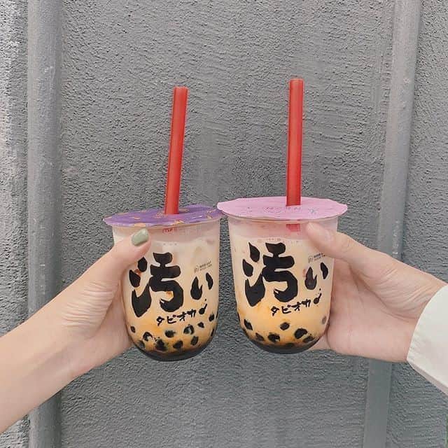 のインスタグラム：「.⠀⠀⠀⠀ 【#uwasa_東京】⠀⠀⠀⠀⠀⠀ 東京・原宿のキャットストリートにある「GOOD DAY GOOD TIME 良辰吉時」をご紹介🎉✨⠀⠀⠀ 良辰吉時は、台湾の芸能人『納豆』が立上げた、世界一有名なタピオカミルクティーブランドです🍹💗⠀ お写真は、インパクトが強すぎる『汚いタピオカ』👀🌈⠀ 斬新な名前ですが、台湾の厳選食材と契約農家が作った茶葉にこだわりを持って作られた本物の味😳💞⠀ しっかりとした黒糖味の大粒のタピオカは絶品です😋⠀ ＊⠀⠀⠀ GOOD DAY GOOD TIME 良辰吉時👉(@sakuccha_asakusa )⠀⠀⠀⠀⠀ ＊⠀⠀⠀ ↓素敵なアカウントはこちら⠀⠀⠀ [photo by:@miu_itoh]⠀⠀⠀ ＊⠀⠀⠀ <<✏️=========================>>⠀⠀⠀ グルメに関する素敵なお写真を⠀⠀⠀ 厳選してご紹介しています📷🌈⠀⠀⠀ 【 @uwasa_gourmet 】 or 【 #uwasa 】⠀⠀⠀ をタグ付けであなたの投稿が⠀⠀⠀ Instagramや記事で紹介されちゃうかも👀🎉⠀⠀⠀ 皆さんの素敵なご投稿お待ちしています🌸⠀ <<=========================>>⠀⠀⠀ ＊⠀ #東京 #東京カフェ #東京グルメ #原宿カフェ #原宿グルメ #カフェタイム #カフェ #cafe #カフェ巡り #カフェ部 #タピオカ #台湾 #ランチ #渋谷カフェ #スイーツ部 #台湾カフェ #フォトジェニック #boba #かわいい #お洒落さんと繋がりたい #一芳 #タピオカ巡り #韓国カフェ #tapioka #美味しい #飯テロ #スイーツ」