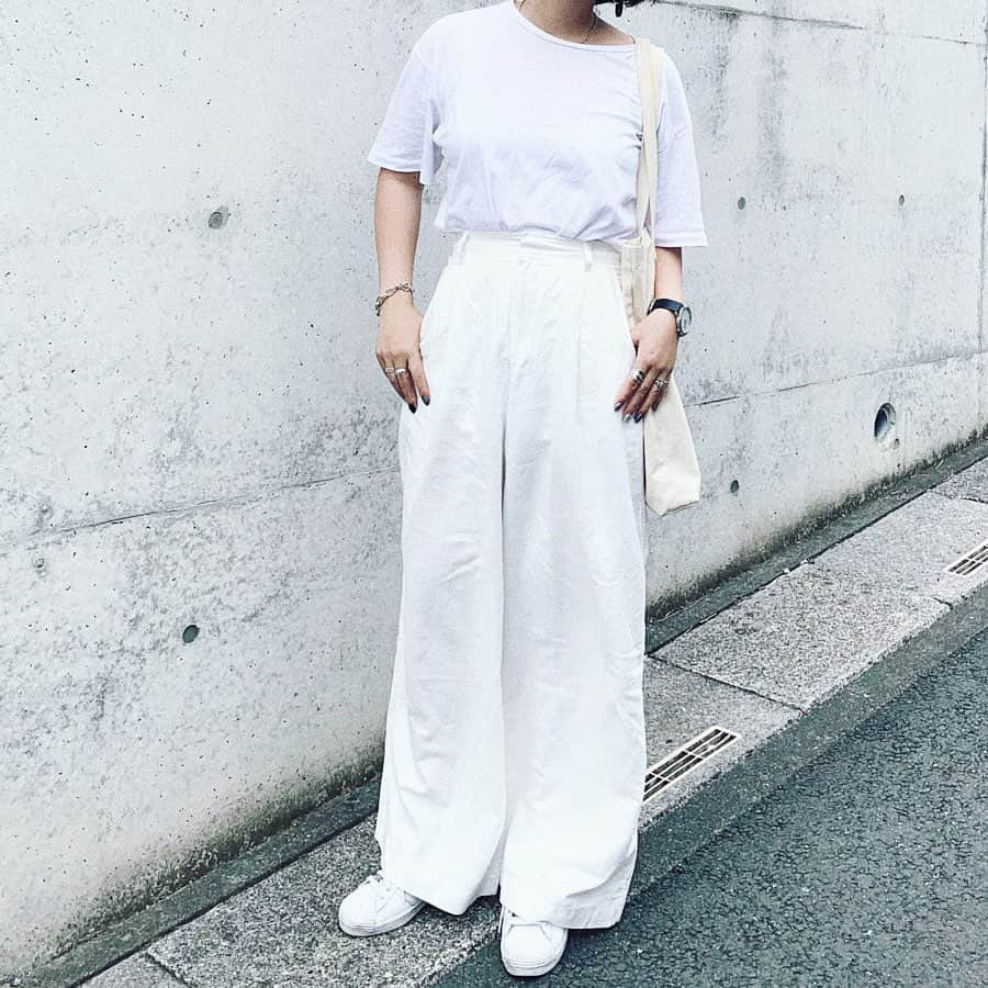 0703maiさんのインスタグラム写真 - (0703maiInstagram)「◻️◽️▫️white ☁️ . . @gap_jp . linen cotton ハイライズのワイドパンツ 足長効果抜群。 ウエストも細く見える👀 薄くて軽くてこれから大活躍。 今日はオールホワイトにしてみた♡ . . . ➖➖➖ anna magazine で職種も年齢も違う方たちのインタビューが配信されてて、読んでみて "かっこいいな'' って。 私も、恐れず挑戦したり、受け止める勇気だったり、自分を信じて正直にありたいなって思ったよ。 ➖➖➖➖➖ . . . #GAPMOMENT  #そのままがかっこいい  #Gapハイライズ #ハイライズ #ギャップ #PR #GAP」6月5日 22時01分 - 0703mai