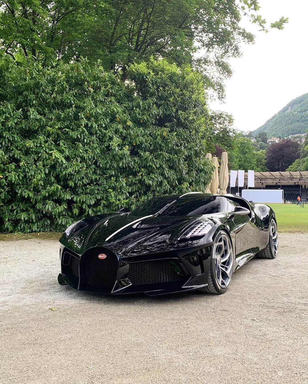 CARLiFESTYLEさんのインスタグラム写真 - (CARLiFESTYLEInstagram)「$18.9 Million Bugatti La Voiture Noire! Who do you think bought this Bugatti? Photo by @horsepower_hunters #carlifestyle #LaVoitureNoire」6月5日 22時02分 - carlifestyle