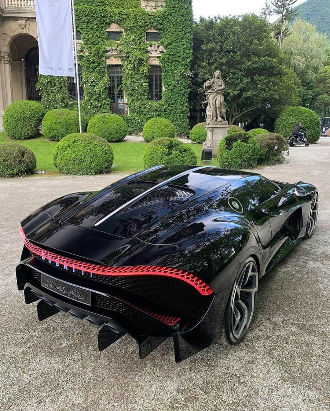 CARLiFESTYLEさんのインスタグラム写真 - (CARLiFESTYLEInstagram)「$18.9 Million Bugatti La Voiture Noire! Who do you think bought this Bugatti? Photo by @horsepower_hunters #carlifestyle #LaVoitureNoire」6月5日 22時02分 - carlifestyle