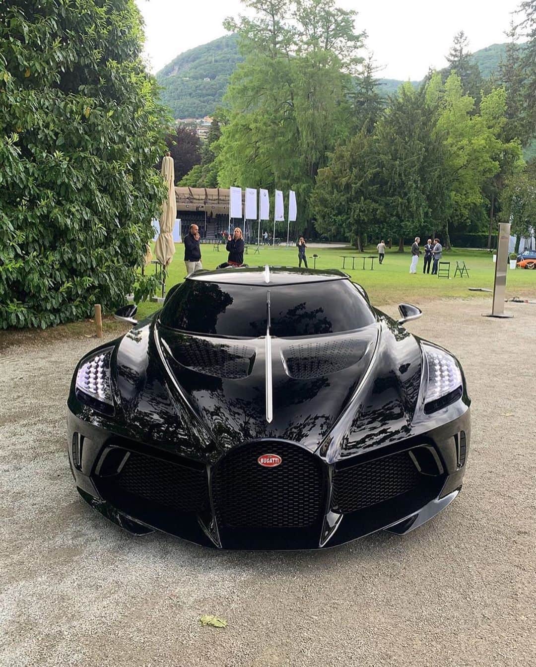 CARLiFESTYLEさんのインスタグラム写真 - (CARLiFESTYLEInstagram)「$18.9 Million Bugatti La Voiture Noire! Who do you think bought this Bugatti? Photo by @horsepower_hunters #carlifestyle #LaVoitureNoire」6月5日 22時02分 - carlifestyle