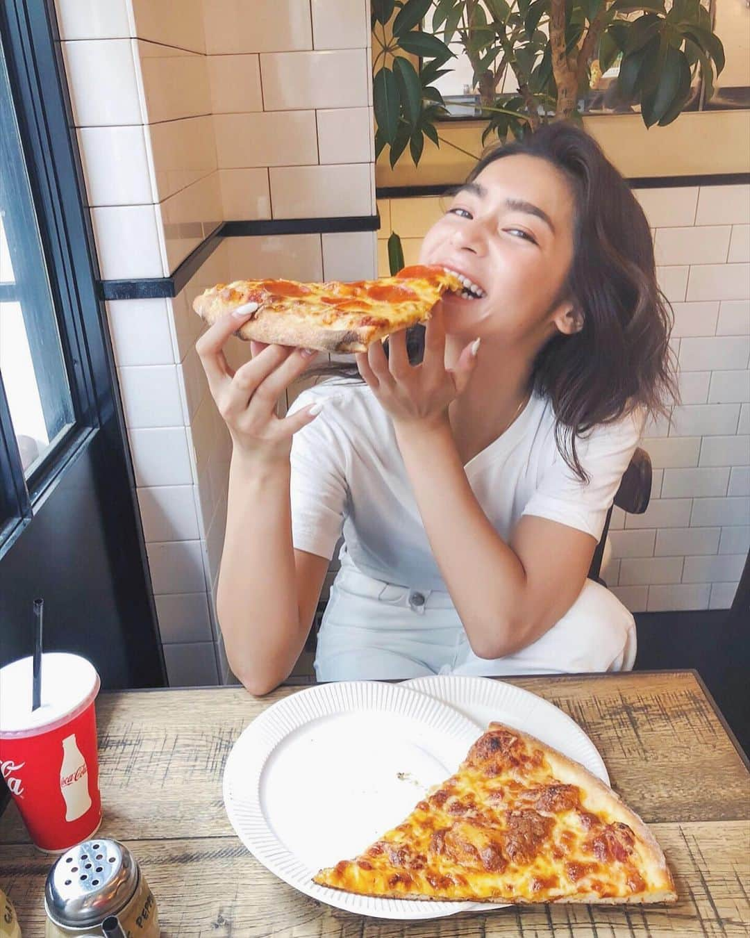 遠山茜子さんのインスタグラム写真 - (遠山茜子Instagram)「・ pizza🍕は大きい〜な大きい〜などでかいな〜 ・ びっくびっくびっく‼︎ ・ #pizza#big#american#food#yummy#lunch#good#でかすぎて食べ切れませんでした#残すのはよくないです#神様ごめんなさい#あかねこらいふ」6月5日 22時07分 - akane_016t