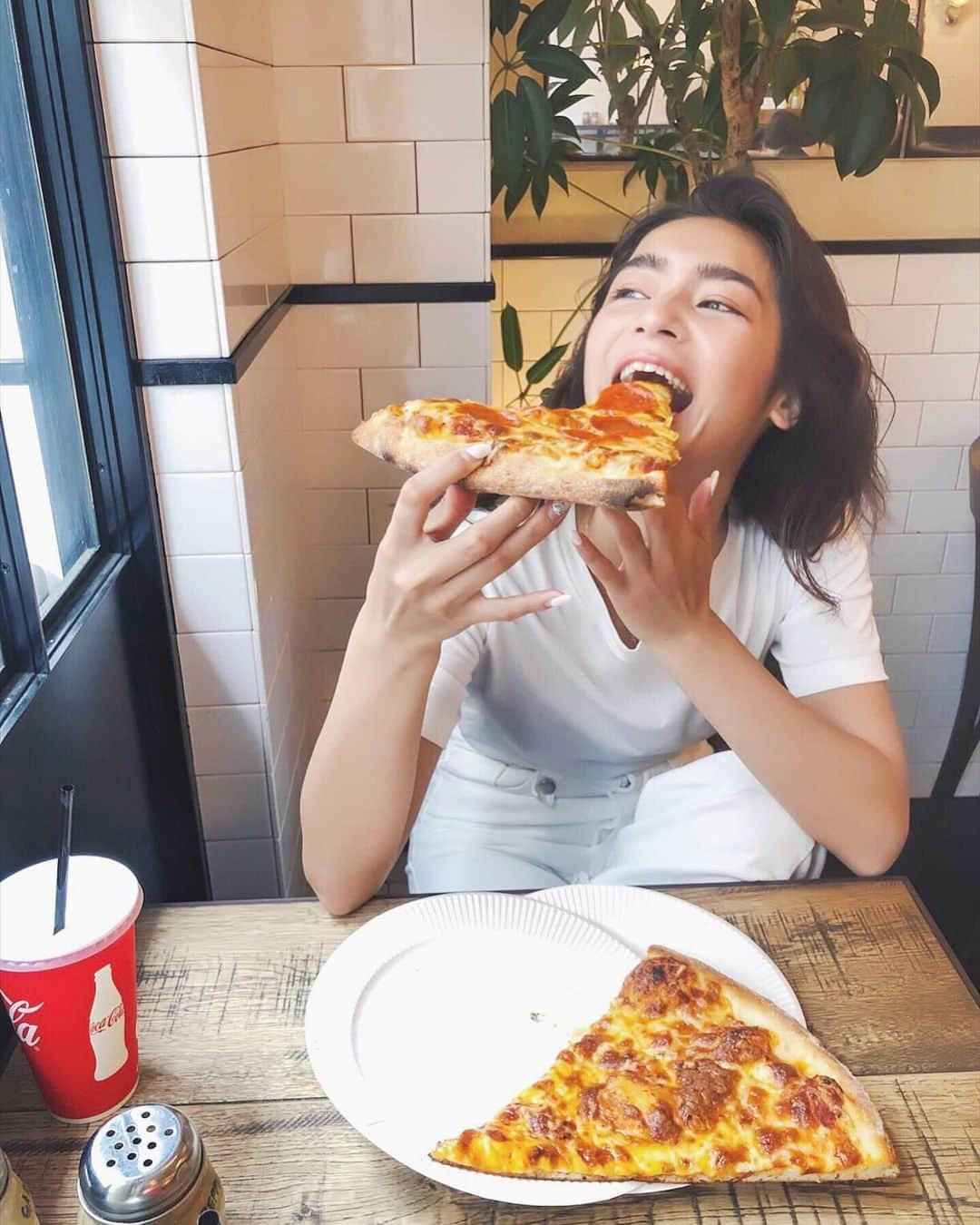 遠山茜子さんのインスタグラム写真 - (遠山茜子Instagram)「・ pizza🍕は大きい〜な大きい〜などでかいな〜 ・ びっくびっくびっく‼︎ ・ #pizza#big#american#food#yummy#lunch#good#でかすぎて食べ切れませんでした#残すのはよくないです#神様ごめんなさい#あかねこらいふ」6月5日 22時07分 - akane_016t