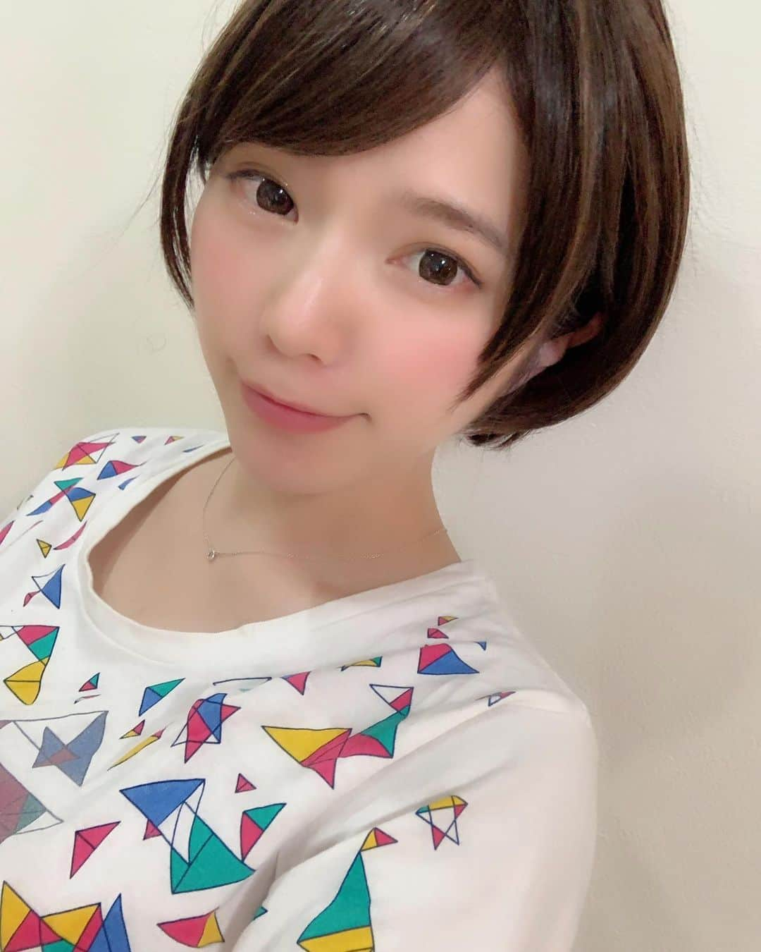 青山日和さんのインスタグラム写真 - (青山日和Instagram)「ㅤㅤㅤㅤㅤㅤㅤㅤㅤㅤㅤㅤㅤ ㅤㅤㅤㅤㅤㅤㅤㅤㅤㅤㅤㅤㅤ simulation ✂︎ ㅤㅤㅤㅤㅤㅤㅤㅤㅤㅤㅤㅤㅤ #simulation #shorthair #hair #ショートヘア #だいぶ #変わる #落ち着く #Perfume #tシャツ」6月5日 22時08分 - hiyo131131