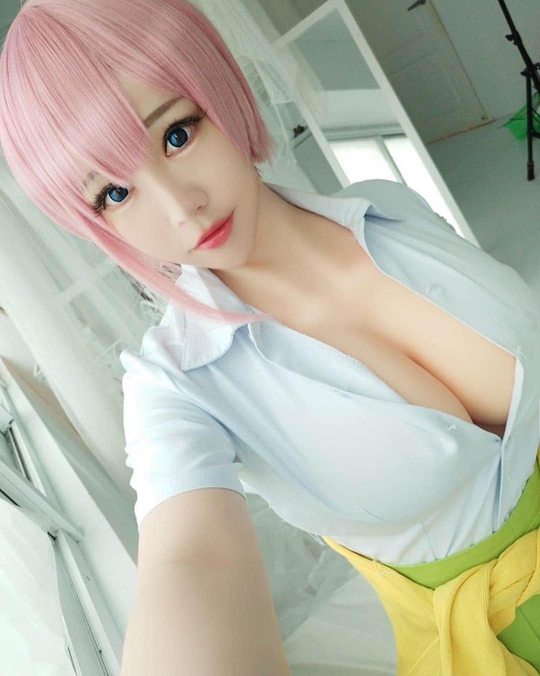 千尋のインスタグラム：「唔....衣服好像又變緊了 扣子...扣子彈掉了呀)驚 可以幫我找一下嗎QQQ  June patreon Tier4  Get now > https://reurl.cc/NQdY6  五等分花嫁 一花  這樣千尋就一二三都湊齊了嘿嘿 是六月分的P網獎勵喔/// 台灣購買>https://reurl.cc/y0zg2」