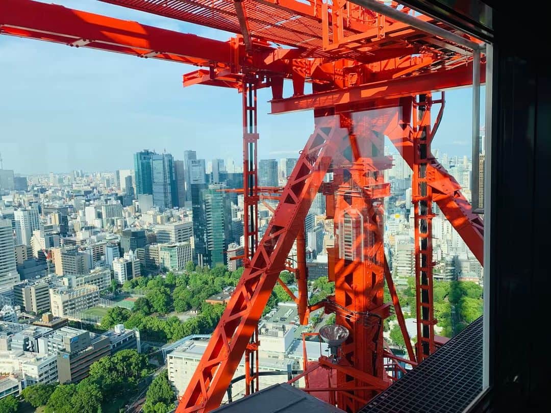 東京タワーさんのインスタグラム写真 - (東京タワーInstagram)「今日はおすすめスポットの紹介です！ 皆さまはこの写真の場所がどこかご存知ですか？ きっとタワー好きの方はピンとくるかもしれません☺️ ㅤㅤㅤ ㅤㅤㅤ 正解は… トップデッキツアーの途中にある「プラットフォーム」です！ なぜこの場所がおすすめかと言いますと、タワー内で唯一、鉄骨部分を間近に一緒に写真を撮る事ができるからです✨ ㅤㅤㅤ 写真の右手には東京湾が広がっているのでこの鉄塔部分が見落とされがちなのですが、トップデッキツアーにご参加の際はぜひ鉄骨をバックに写真を撮ってみてください💓 (ちなみにこの写真、無加工です♩) ㅤㅤㅤ ㅤㅤㅤ #東京タワーアテンダントインスタ部 #東京タワー #TOKYOTOWER #トップデッキツアー #TOPDECKTOUR #スタッフおすすめフォトスポット #tokyotower_official #東京 #tokyo #Japan #도쿄타워 #东京塔 #東京鐵塔 #东京」6月5日 22時11分 - tokyotower_official