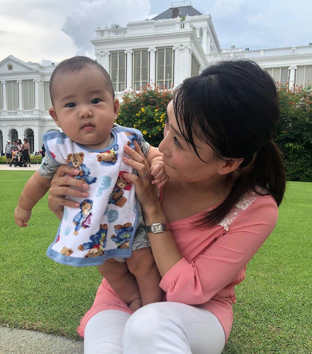 橋本麻里衣のインスタグラム：「The Istana..☺︎ ＊ ＊ 今日シンガポールはHari Raya Puasaの祝日で、大統領官邸 The Istanaに行ってきました！年に数回の祝祭日のみ一般公開される、シンガポールにいる間にいつか行ってみたかった場所のひとつです🎶 ＊ 入るまでに空港並に厳重な手荷物検査があって30分程並びましたが、官邸前には美しい芝生が広がっていて（→東京ドーム約10個分だとかなんとか）小さな子用の遊具もあって ちょっとしたお散歩にはぴったりでした❤︎ ＊ #istana#sg#sglife#singaporelife#sglocallife#lifeinsingapore#シンガポール#シンガポールライフ#シンガポール生活#シンガポール在住#子連れシンガポール#シンガポール子育て#男の子のママ#生後4ヶ月#二児ママ#インスタ映えスポット#インスタ映え#シンガポールおすすめ#イスタナ#大統領官邸#入場料は2ドル#お散歩にはぴったり#ただ暑かった#汗だく#ヘトヘト ❤︎」