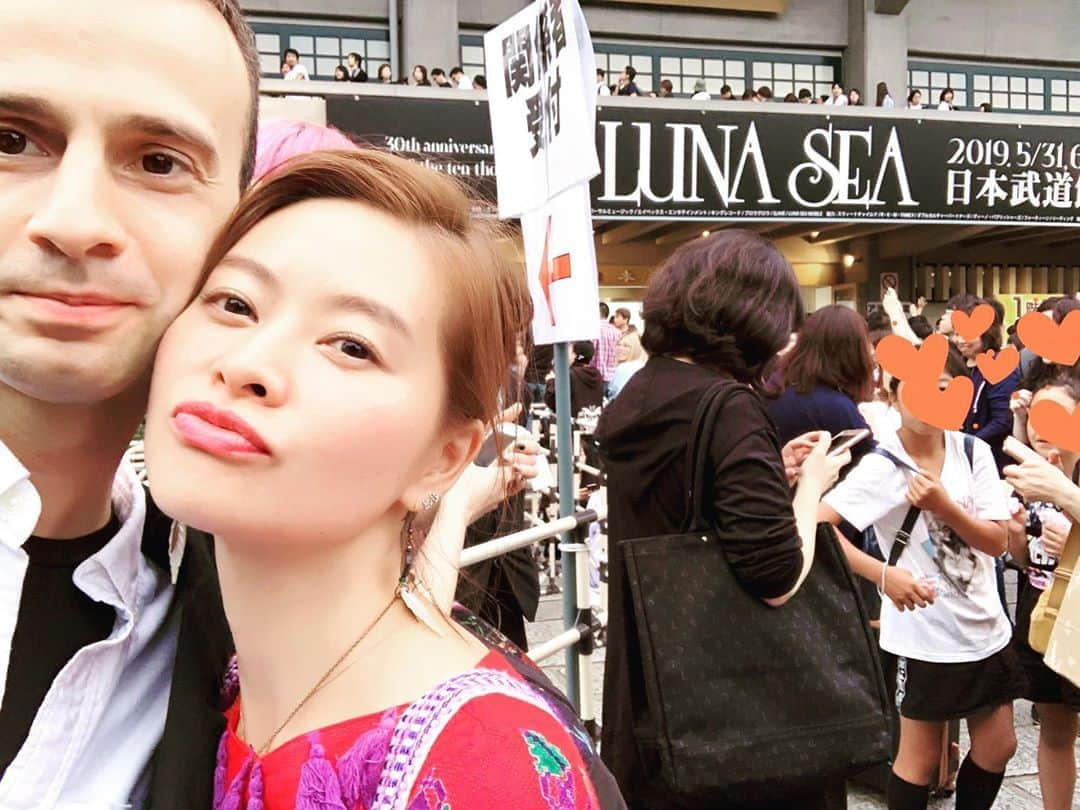 吉野紗香のインスタグラム：「LUNA SEAのライブは、お子様と一緒に来られている方々も多いんですよ💖✨私もいつの日か子どもと一緒に来たい🍀と密かに考え中☺️🎀💖✨ #lunasea #live #日本武道館 #お子様 #一緒 #それ良い #それも良い #私も #いつの日か #密かに #考え中 #ひひひ」