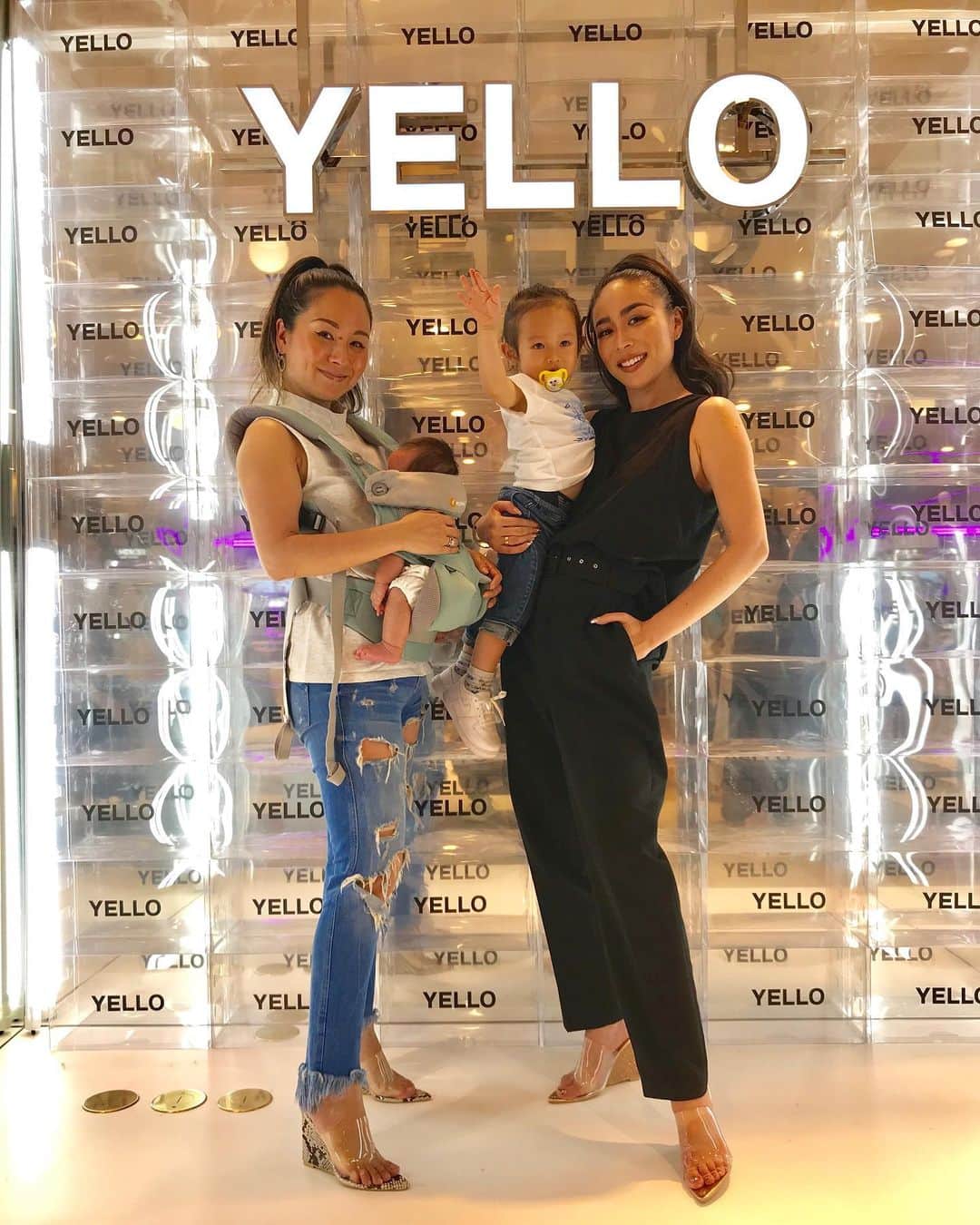 平山美香のインスタグラム：「梅田阪急で @yelloshoes_official のPOPUPで大阪に来ていた @ayastella_  にも会えた❤️❤️❤️ 毎回ツボ過ぎて、なかなかヒール履けない立場なのに困る🤣🤣🤣 会社早々に、大好きな妹達に会えて嬉しかった❣️ #mysis #関西 #yello #popup #梅田阪急 #星あや」