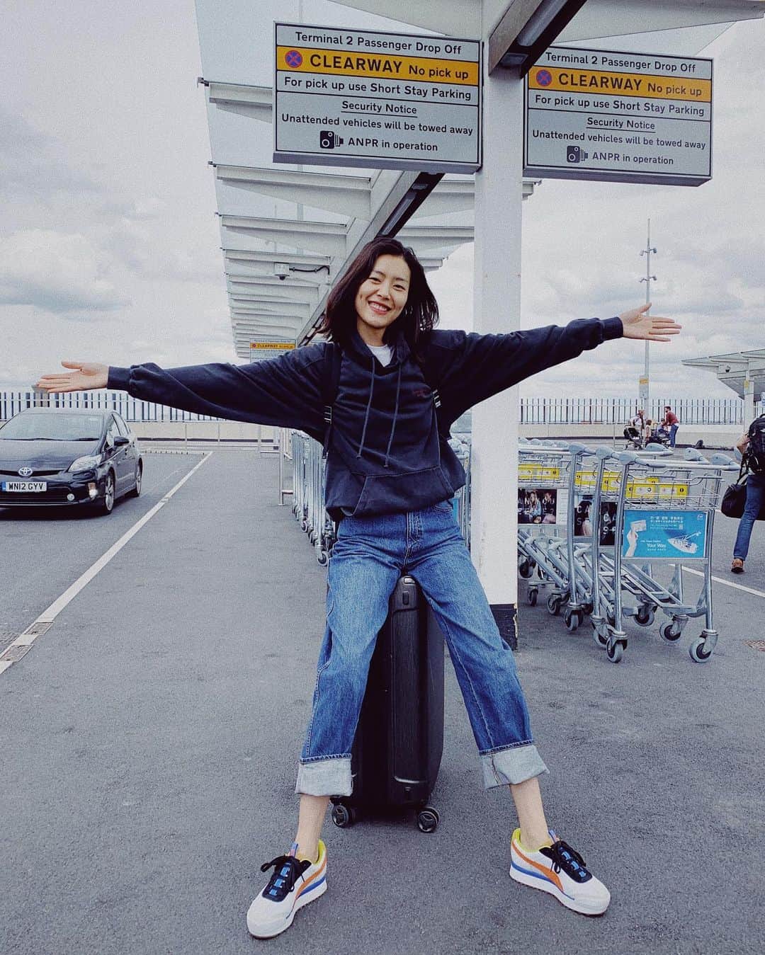 リウ・ウェンのインスタグラム：「Where is my next destination? ✈️😜」