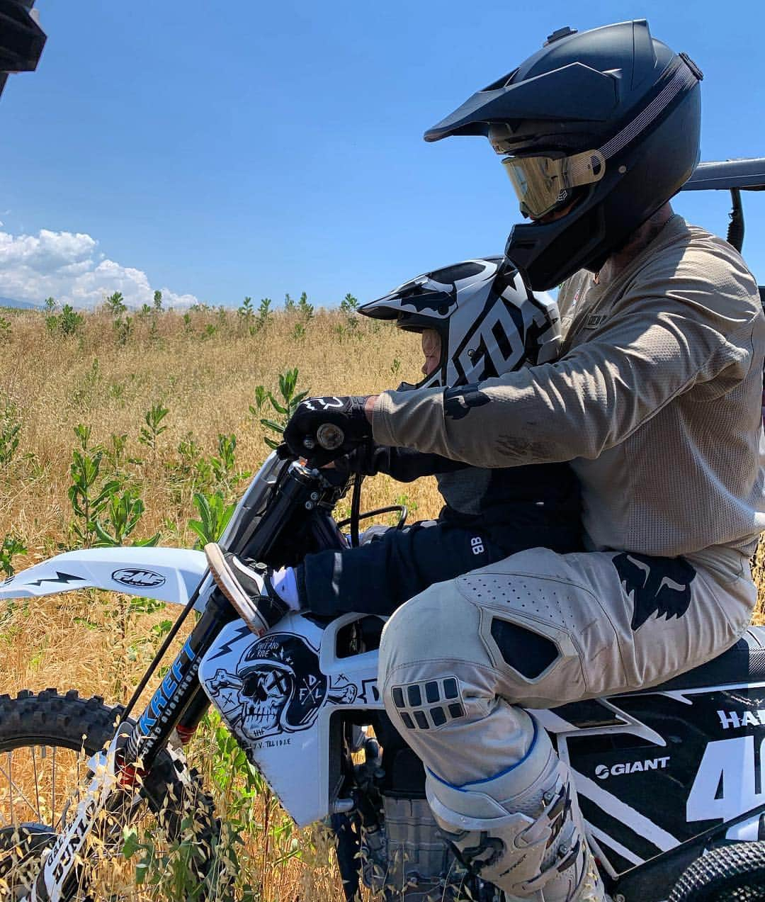 ケアリー・ハートさんのインスタグラム写真 - (ケアリー・ハートInstagram)「Had my riding coach at the track w/ me!! Jamo LOVES riding on my motorcycle. This kid is gonna be hell fire!!!! @FoxMoto  @Dualigans @giantbicyclesusa @RideDunlop @Guts_Racing_Inc @WorksConnection @Fmf73 @motionpro @Twin_air @GalferUsa @ODIgrips @mactools38 @Motoxtremes  @acerbisusa @GoodRide  @HinsonRacing @KreftMoto」6月5日 22時24分 - hartluck