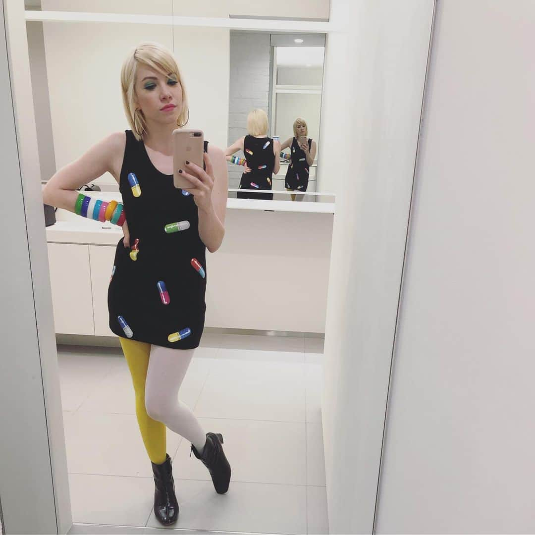 カーリー・レイ・ジェプセンさんのインスタグラム写真 - (カーリー・レイ・ジェプセンInstagram)「When u can’t decide which coloured tights to wear, try sewing two different pairs together. Call it an outfit. At least in Japan- where all fashion fantasies come out to play.」6月5日 22時25分 - carlyraejepsen