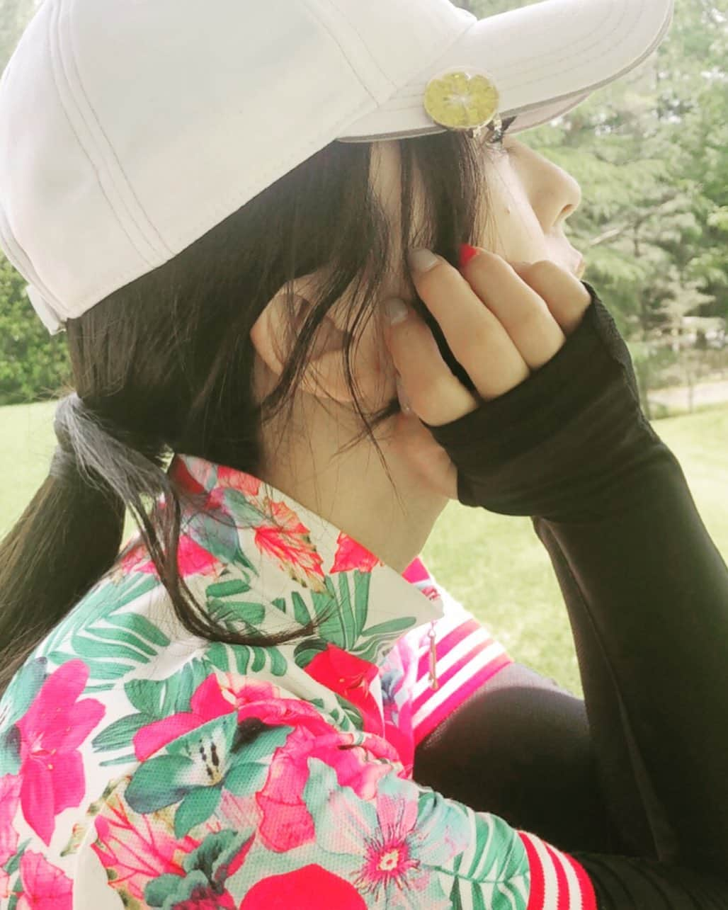 祥子さんのインスタグラム写真 - (祥子Instagram)「🏌️‍♀️ golf。ゴルフ。ごるふ。 「わぁ〜。みんなよく飛ぶな〜🙄」 って思ってるとこ🙂 #golf #ゴルフ #楽しかった #スコア #120台  #120台って120も129も120台だね #ドライバーショット #全然うまくいかない  #ドライバー強化 #ごるふ  #へたっぴに付き合ってくれる方ご連絡を  #ゴルフマーカー #薩摩切子ゴルフマーカー」6月5日 22時28分 - sho_ko.0413