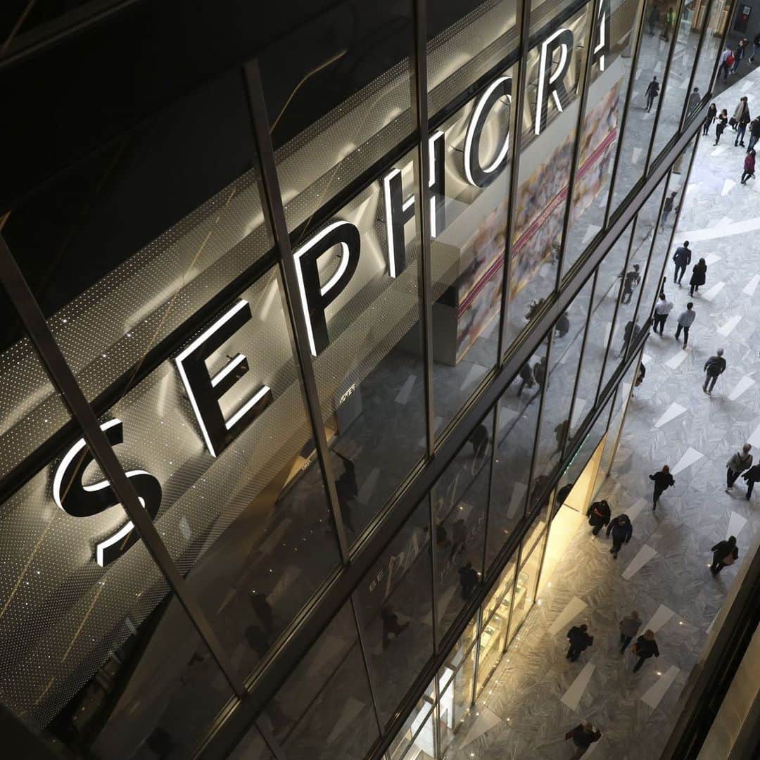New York Times Fashionさんのインスタグラム写真 - (New York Times FashionInstagram)「Last month, @SZA said a @Sephora employee called security on her, suspicious that she was stealing. Today the makeup store will shut down for an hour to address diversity and inclusion. (Photograph by Drew Angerer/Getty Images.) 💭 Will that help? What can companies like #Sephora actually do to make this doesn't happen again?」6月5日 22時32分 - nytstyle