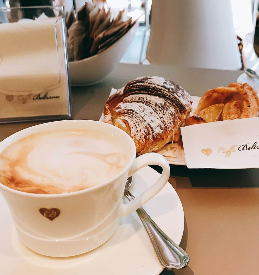 益子直美さんのインスタグラム写真 - (益子直美Instagram)「イタリア🇮🇹での朝食は、ほぼ毎日、手作りパンの美味しいカフェにて。 立ちとテーブルでは値段が違います。 毎日、立ちでcaffeをグイっと飲み、さらりと出勤していくイケメンに見惚れてしまいます。  #イタリア  #italia  #caffe  #朝食」6月5日 22時35分 - naomi.masuko