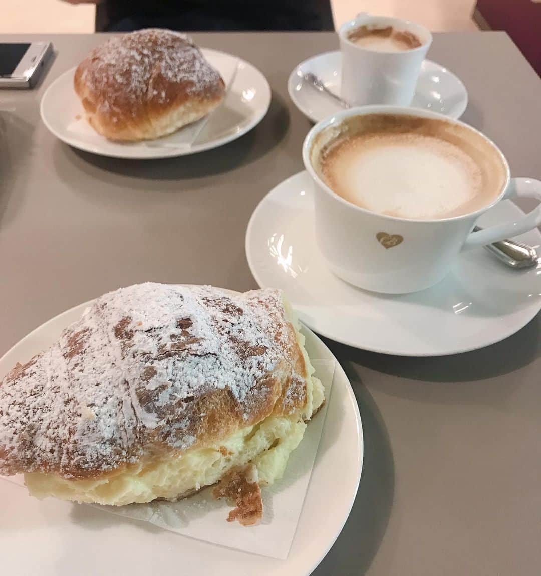 益子直美さんのインスタグラム写真 - (益子直美Instagram)「イタリア🇮🇹での朝食は、ほぼ毎日、手作りパンの美味しいカフェにて。 立ちとテーブルでは値段が違います。 毎日、立ちでcaffeをグイっと飲み、さらりと出勤していくイケメンに見惚れてしまいます。  #イタリア  #italia  #caffe  #朝食」6月5日 22時35分 - naomi.masuko