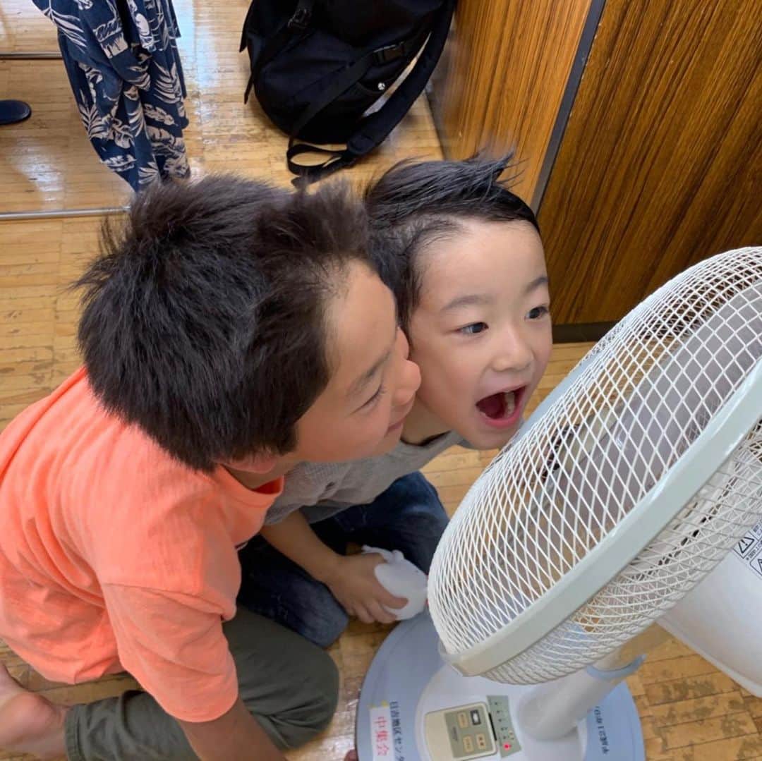 一三さんのインスタグラム写真 - (一三Instagram)「昭和も平成も令和も時代関係なく，扇風機に対して子供はみなこうするね。  僕は今もやっていますが。。。 #子供 #children #チャイルド #child #扇風機 #楽しい #遊び #enjoy」6月5日 22時36分 - ichizou.co.jp