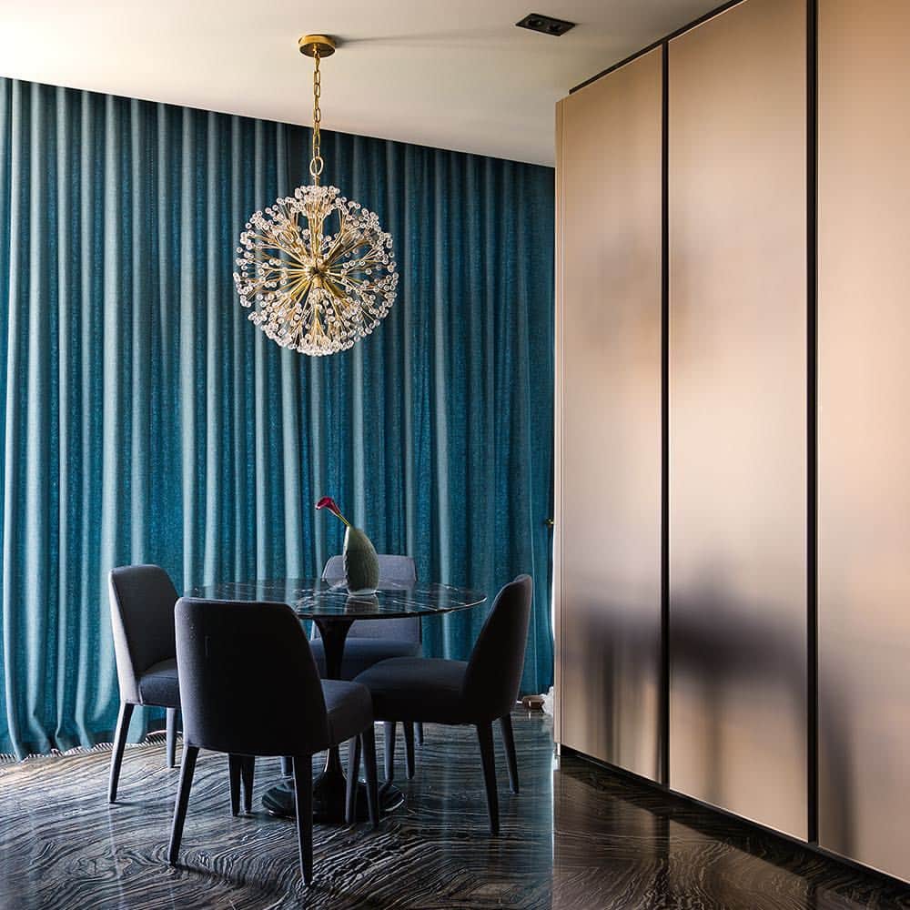 B&B Italiaさんのインスタグラム写真 - (B&B ItaliaInstagram)「A play of lights and shadows in a refined setting: “Fashion apartment in Kiev”, a project by Yuriy Zimenko, featuring Tulip armchair by Jeffrey Bernett for B&B Italia, Febo chairs and Elios small tables by Antonio Citterio for Maxalto. . @yuriy_zimenko #bebitalia #antoniocitterio #jeffreybernett #maxalto #furnituredesign」6月5日 22時37分 - bebitalia
