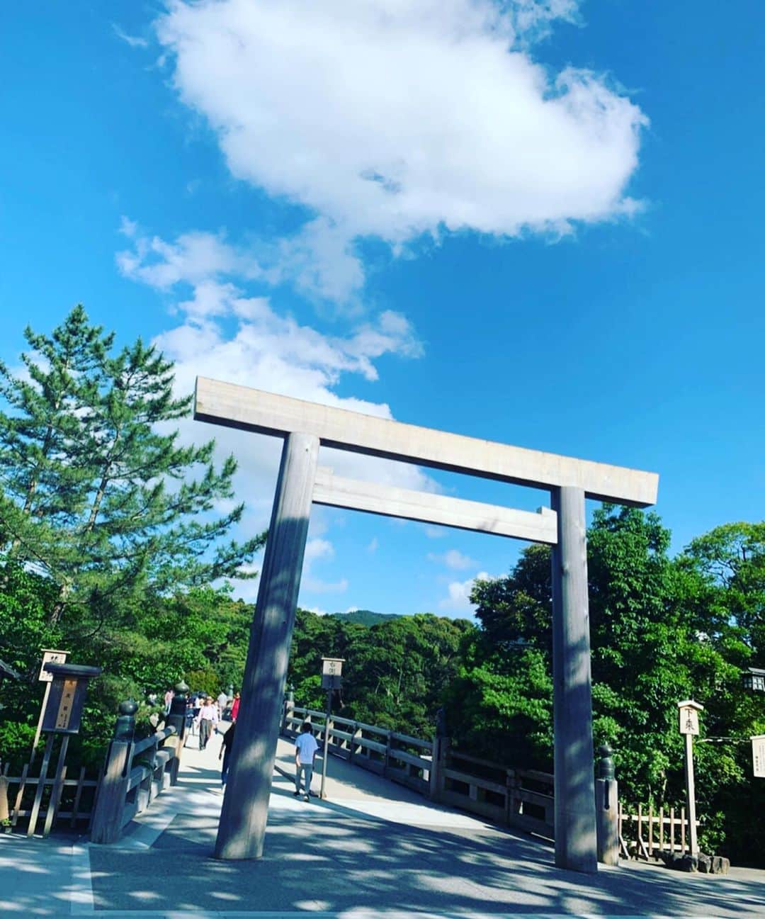 のインスタグラム：「久々に休みが被ったので2人で伊勢神宮へ！ 初めてだったので参拝の仕方を教えてもらって外宮、内宮と回ってきました。 身も心もリフレッシュ出来て良かったです！ また頑張ります(^^) #伊勢神宮 #おかげ横丁 #醤油ソフトにハマる」