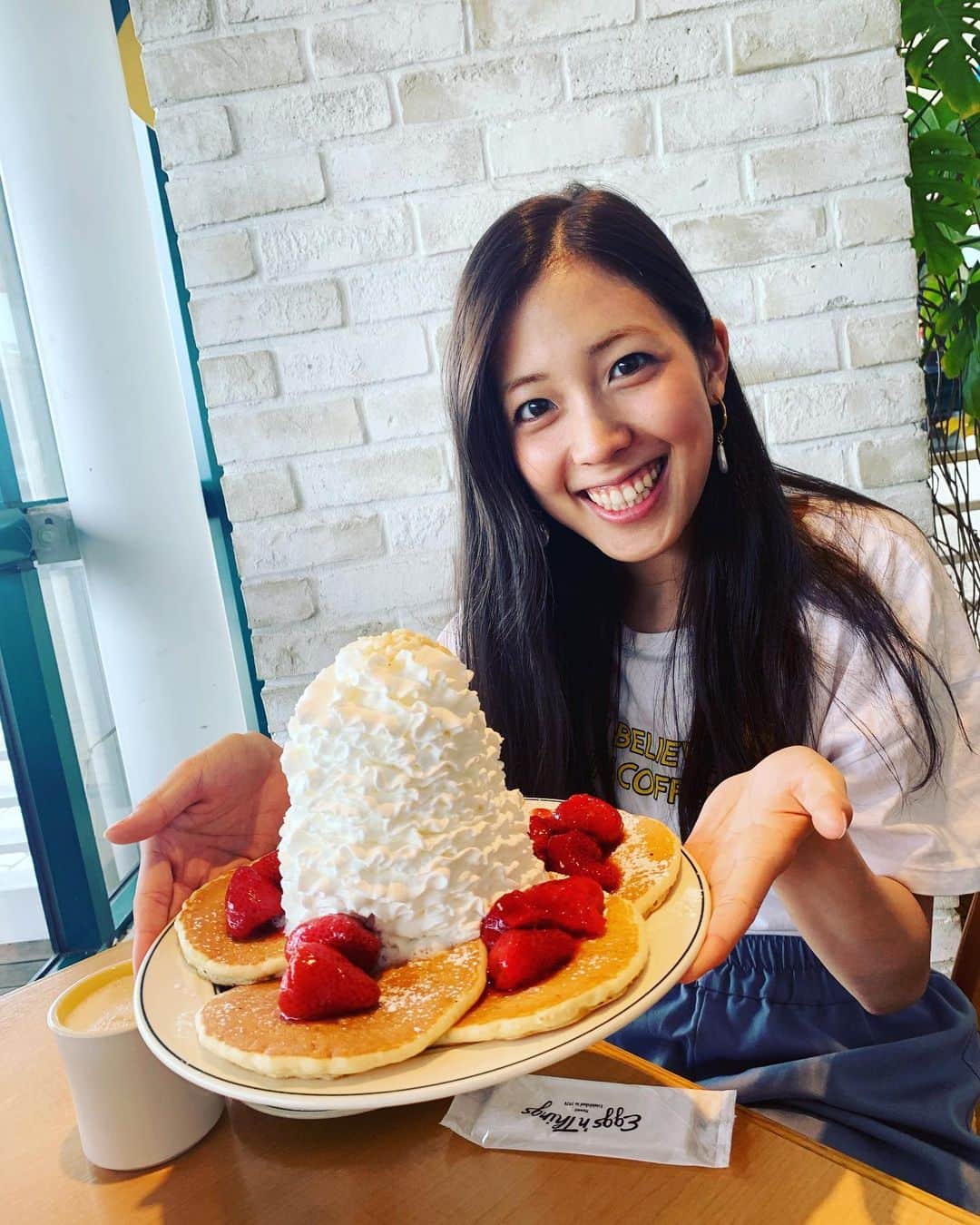 のインスタグラム：「photo by 父  仕事でよく東京に来るようになったお父さんと、色んな話をするようになった😊 まぁまぁ抜けてるし同じ話ばっかするけどね😂 楽しい❤︎ #ランチ #eggsnthings #パンケーキ #お台場 #お父さん」