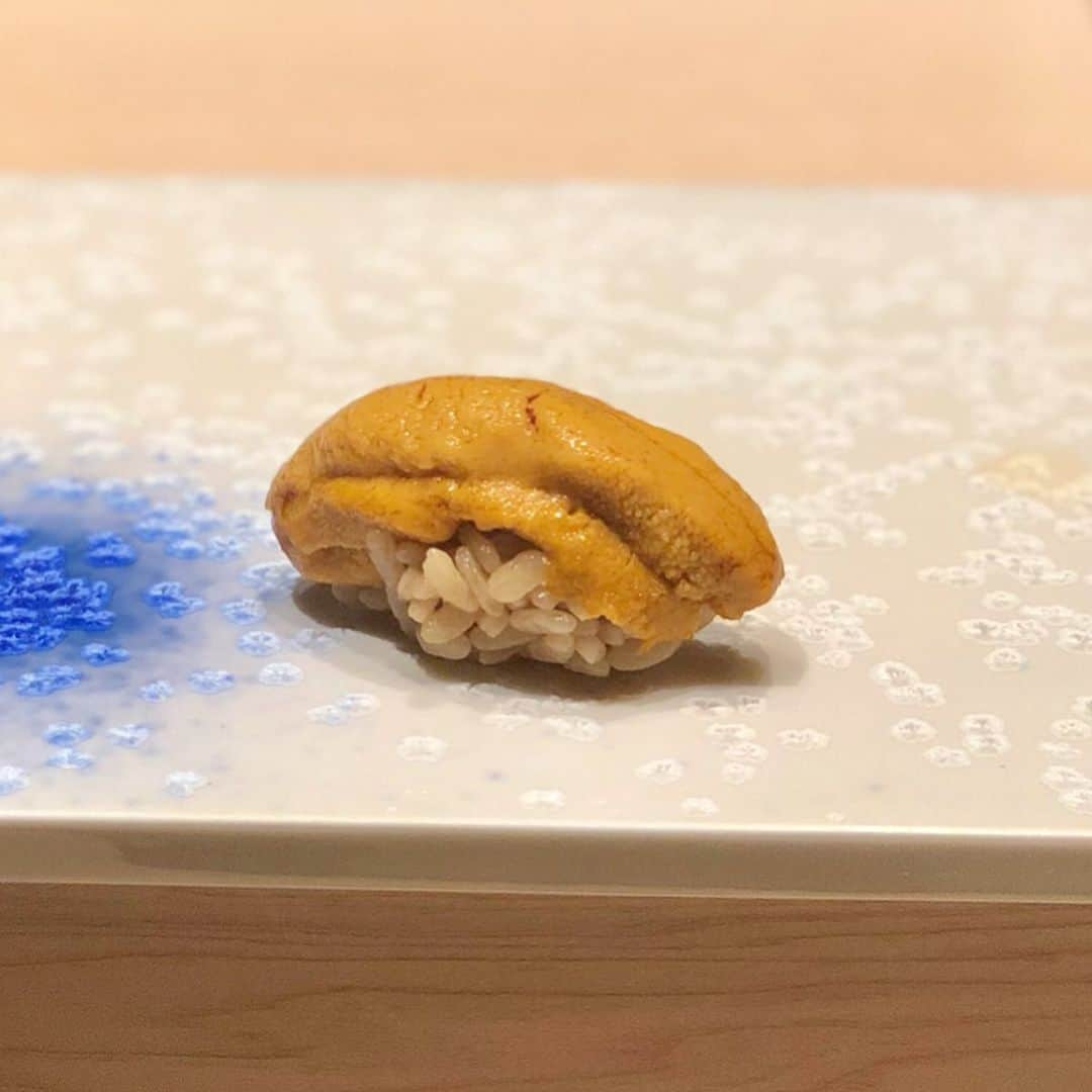 梅谷安里さんのインスタグラム写真 - (梅谷安里Instagram)「OSUSHI☺️🍣 昨夜は大好きなお寿司〜 つまみも握りも、好きなネタばかりで美味しいものたべれて幸せ🥰❤️💭 ・ ・ #あんグルメ  #鮨#お寿司#村上二郎 #雲丹#sushi#yum #グルメ」6月5日 22時43分 - anriworld