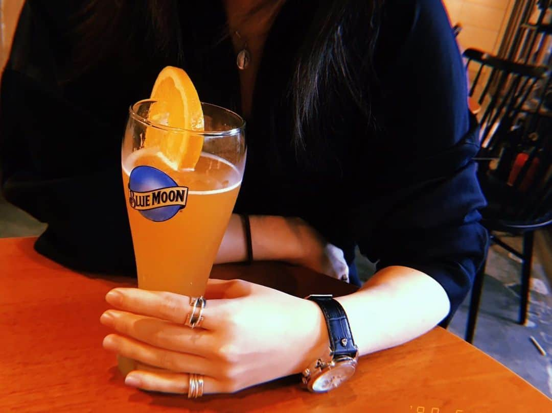 橘佳奈さんのインスタグラム写真 - (橘佳奈Instagram)「先日のあたしは、 真昼間からビール🍺 普段はビール飲みませんが、テラス席が気持ちいい気候で、なんだか飲みたくなってゴクリ。 美味しかったな〜🤤 _ そしてそして、最近私が毎日付けてる説のある時計🕰 今人気のLoborのものでシンプルだし、モノトーンの服やシルバージュエリーをメインにしてる私としてはピッタリなデザインで✌︎😍✌︎ _ #テラス席が気持ちいい気候だ #でももう間も無く梅雨入り #がーん ←古 #lobor #ロバー #時計 #腕時計 実はクーポンコードがあるらしくてね、 tachibana__kana で10%off🤭 もう一つデザイン迷ってたから自分の名前のクーポンコードで買おかな(￣∇￣)」6月5日 22時44分 - tachibana__kana