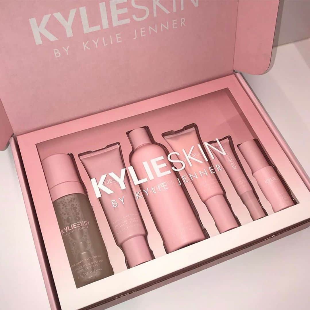Kylie Cosmeticsさんのインスタグラム写真 - (Kylie CosmeticsInstagram)「@kylieskin sets back in stock at 9am pst 💕 individual products restock June 10th 🌸 KylieSkin.com」6月5日 22時46分 - kyliecosmetics