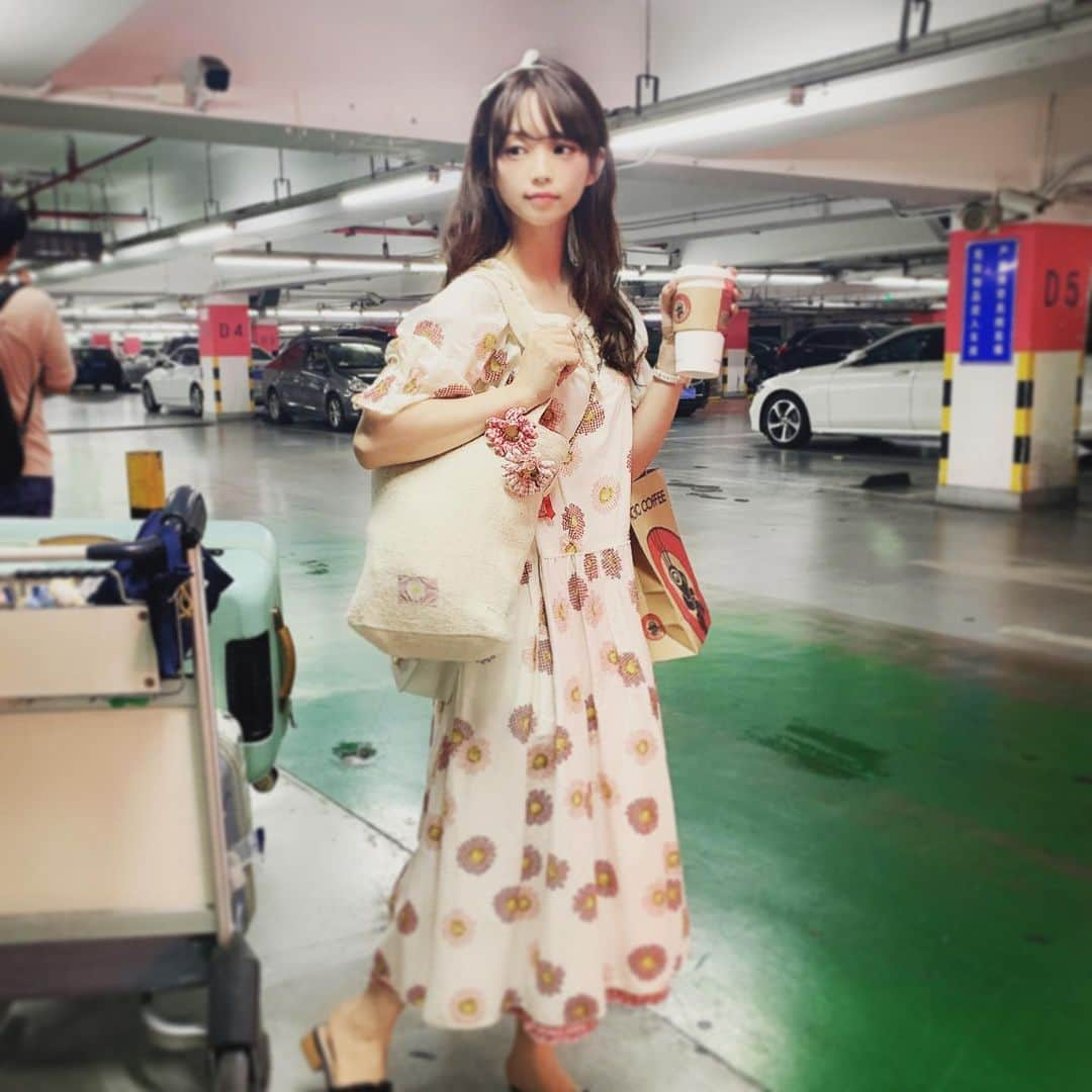 深澤翠さんのインスタグラム写真 - (深澤翠Instagram)「上海着いた✈︎﻿ ﻿ いつも仕事してる友達が迎えに来てくれたー♡﻿ ﻿ 鞄とワンピは﻿ #pinkhouse  #つっかけで来た👡」6月5日 22時53分 - midorifukasawa