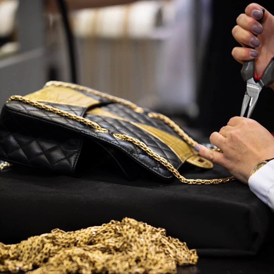 シャネルさんのインスタグラム写真 - (シャネルInstagram)「Classic handbags are revisited in embossed leather textures and gold hues for the Paris - New York 2018/19 #CHANELMetiersdArt collection. #CHANEL」6月5日 22時58分 - chanelofficial