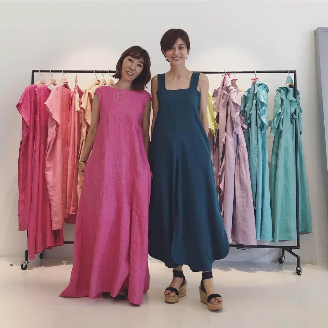 畑野ひろ子のインスタグラム：「@keikosasaki_mylan 展示会へ。 素敵なカラー展開で、迷うと思っていたけど、やっぱり迷いに迷いました😆 バッグも届くのが今から楽しみ❤」