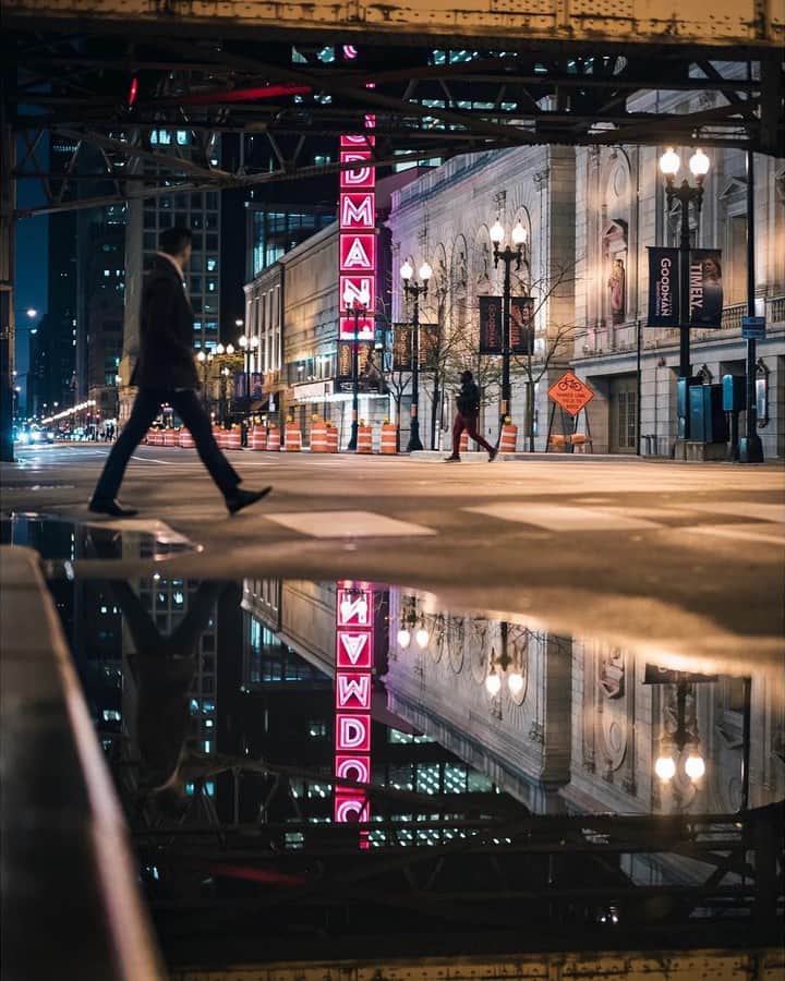 ライカさんのインスタグラム写真 - (ライカInstagram)「The Goodman Theater is Chicago's oldest active and non-profit theater. Its neon signage also makes for a delightful lowlight motif, as Edgar Corona (@corona.creative) proves in this shot, captured with the Leica M10 and a 50mm Summilux lens. Discover the power of the Leica M10 for yourself via the bio link.  #LeicaCamera #Leica #🔴📷 #Leicagram #LeicaM10 #TheLeicaLook #Leica_World #Leica_Club #Leica_Society #LeicaPhoto #ShootLeicaPro  #streetphotography #streetphoto #architecturelovers #archilover #lowlight #lowlightphotography #chicago」6月5日 23時00分 - leica_camera