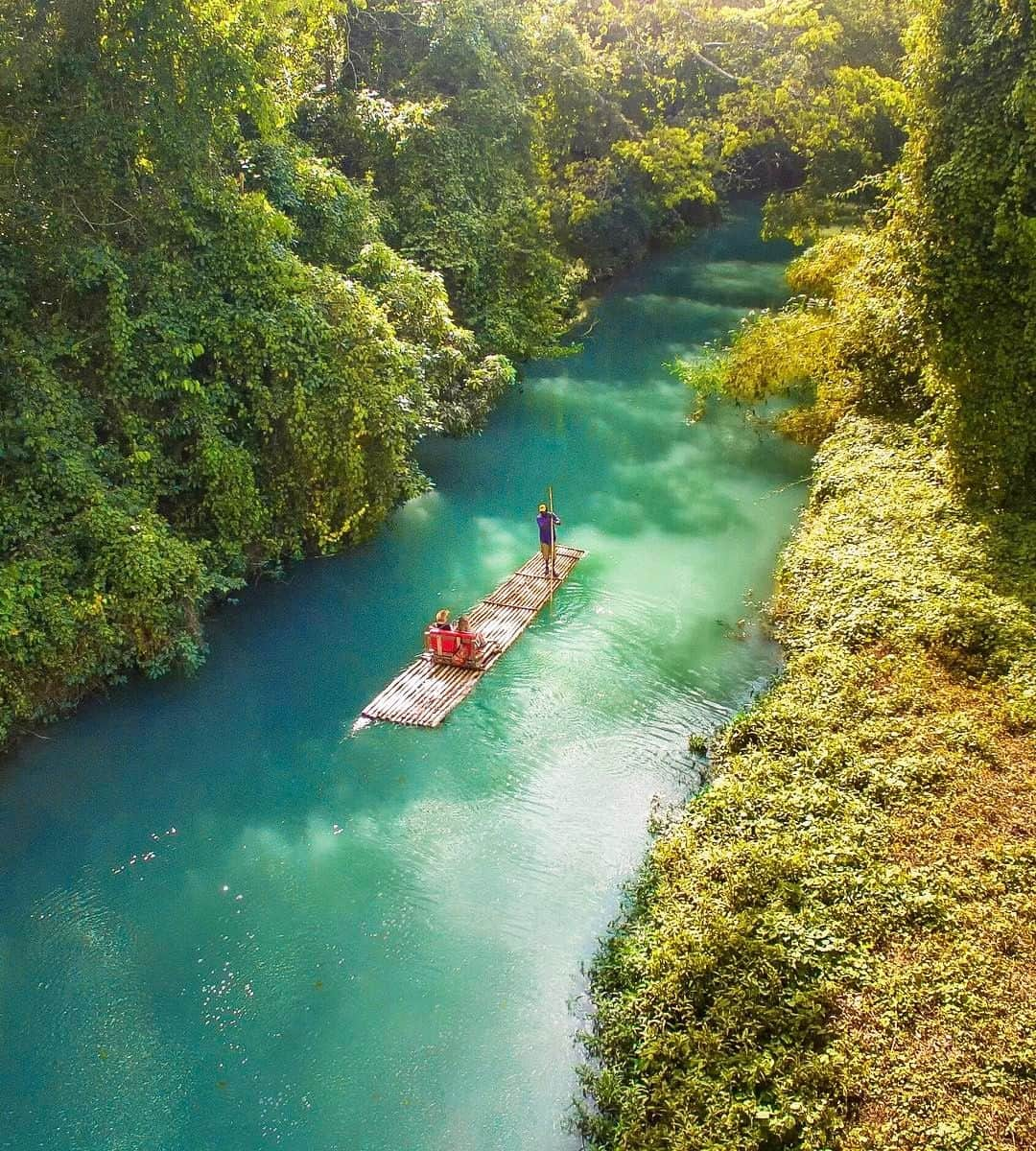 デルタ航空さんのインスタグラム写真 - (デルタ航空Instagram)「A bamboo raft tour down the Martha Brae River was just the romantic activity @marcbaechtold was looking for. This authentic Jamaican experience comes with the best views of trees filled with colorful birds and exotic flowers. ⠀⠀⠀⠀⠀⠀⠀⠀⠀ Fly directly into #KIN or #MBJ and drive out to explore Falmouth, Jamaica.」6月5日 23時00分 - delta