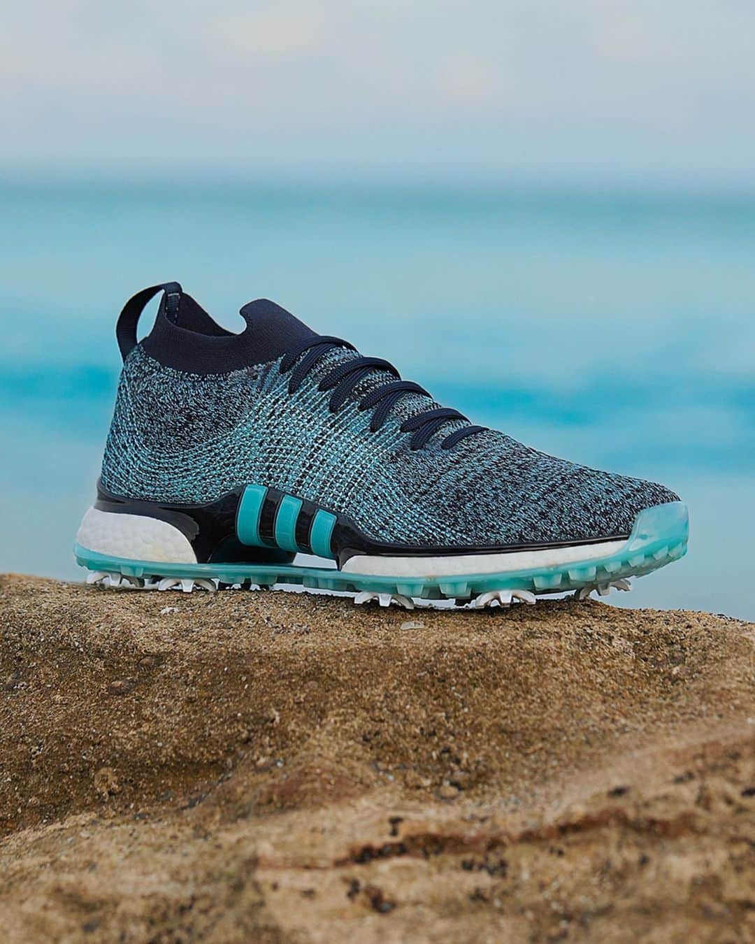 adidas Golfさんのインスタグラム写真 - (adidas GolfInstagram)「From threat into thread. Introducing #TOUR360 XT Parley, the first-ever golf shoe created with yarns spun from repurposed and upcycled plastic waste in partnership with @parley.tv . Available globally on 6/10 in limited quantities. . #adidasParley #adidasGolf」6月5日 23時00分 - adidasgolf