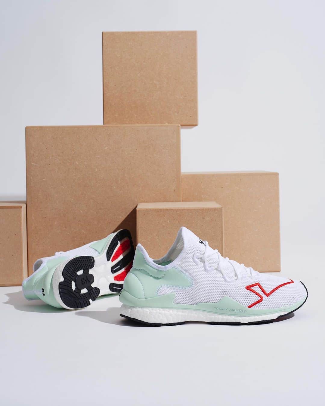 ワイスリーのインスタグラム：「Y-3 ADIZERO RUNNER.​ Y-3 Spring Summer 2019.​ ---​ #adidas #Y3 #YohjiYamamoto ​#ADIZERO Discover the collection at Y-3.com」