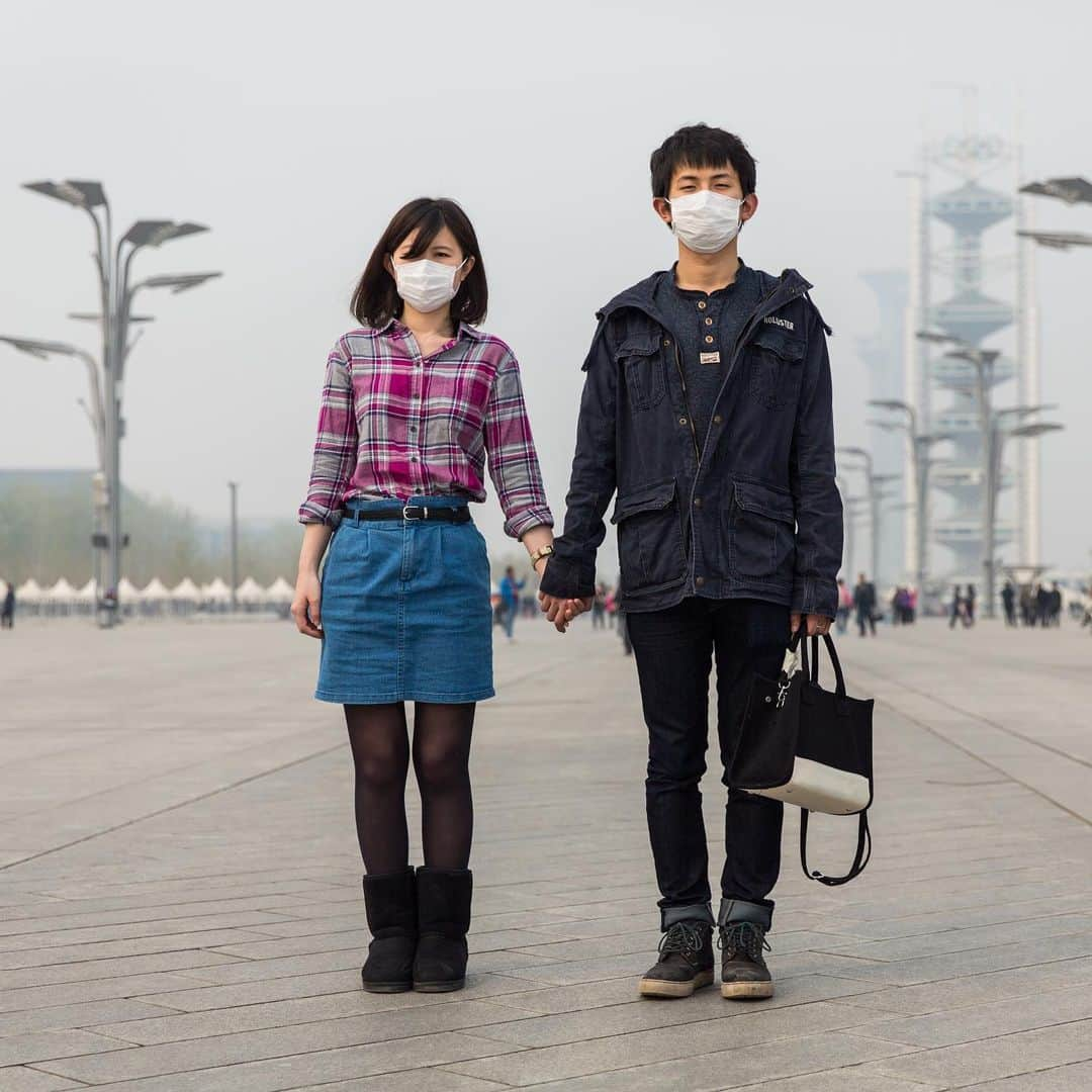 National Geographic Creativeさんのインスタグラム写真 - (National Geographic CreativeInstagram)「Photo by @sean_gallagher_photo | A young couple wearing air pollution masks hold hands during a walk through Beijing's Olympic Park. #WorldEnvironmentDay #BeatAirPollution #BreatheLife」6月5日 23時04分 - natgeointhefield