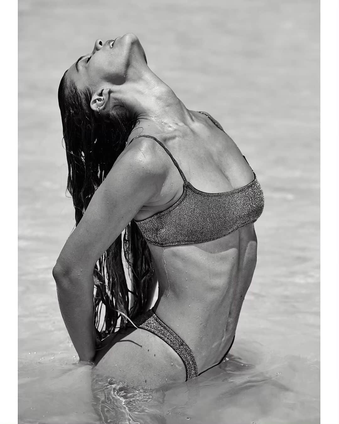 ニーナ・アグダルのインスタグラム：「Wish I was doing my morning stretches here 🌊🌊🌊」