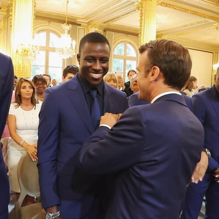 バンジャマン・メンディのインスタグラム：「Chevalier de la légion d'honneur Mendy 🎖🏆 et merce Président 🇫🇷」
