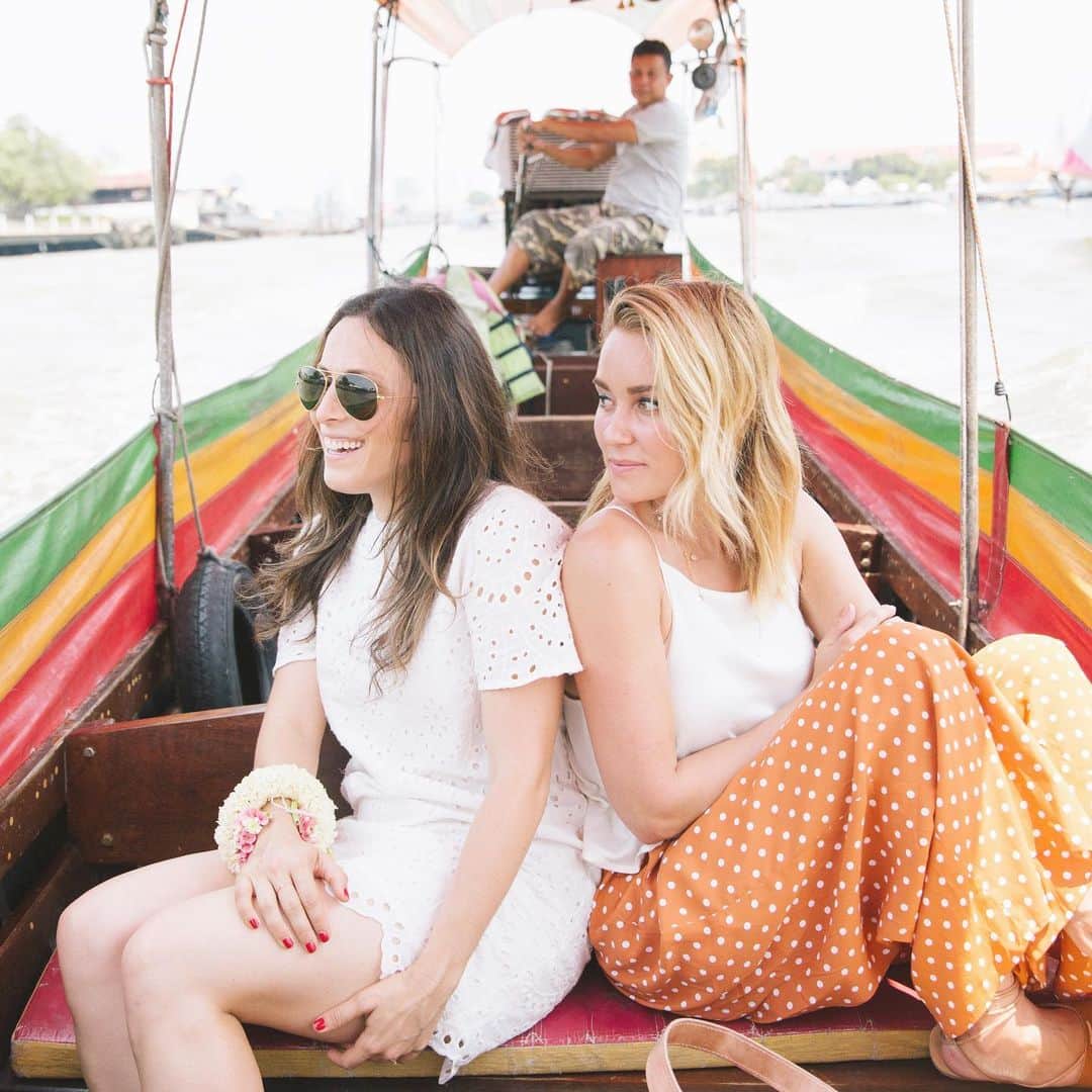 ローレン・コンラッドのインスタグラム：「This week on @askingforafriend I chat with the co-founder of @thelittlemarket and one of the kindest people I know, @hannahskvarla . She gives advice about how to get involved in causes close to your heart and we talk about what motivated us to start a non-profit. 💛」